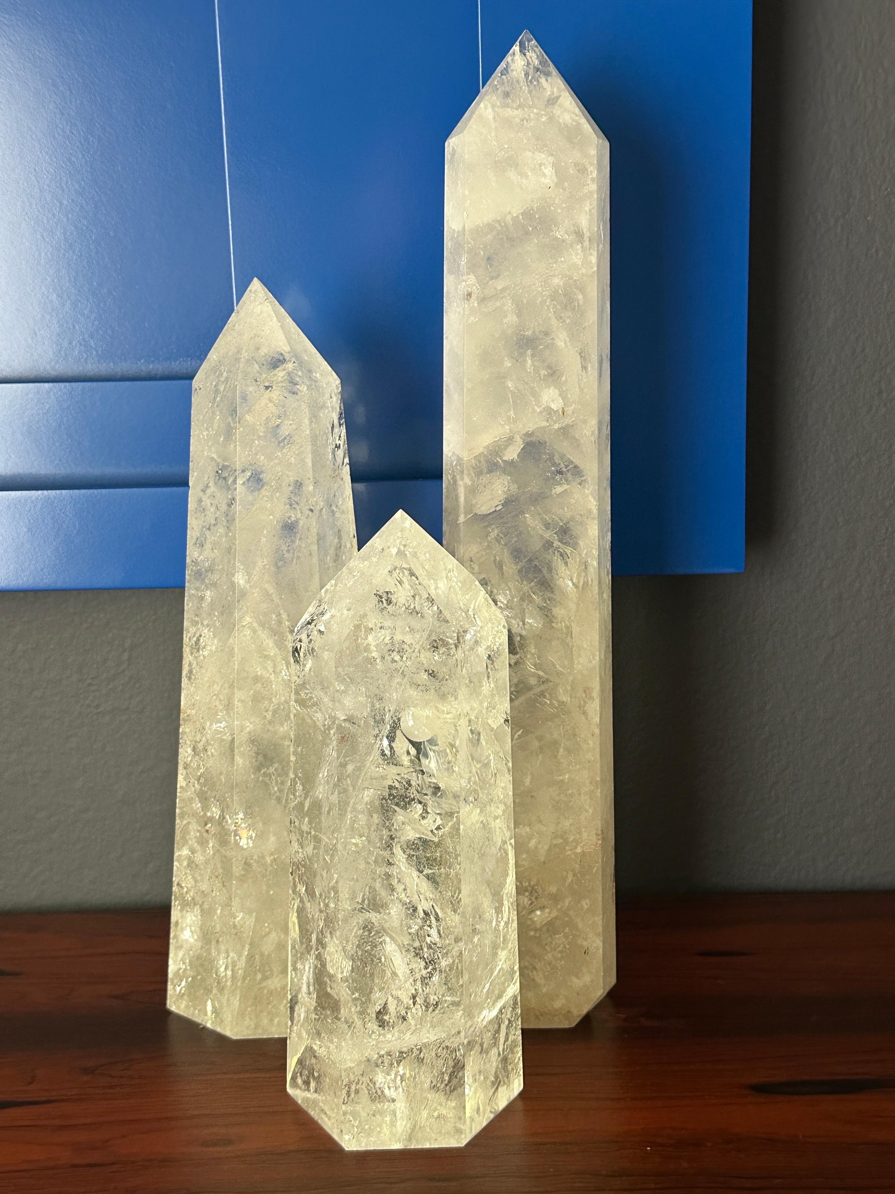 Ensemble de trois obélisques en quartz brésilien et cristal de roche.
La plus grande mesure 17