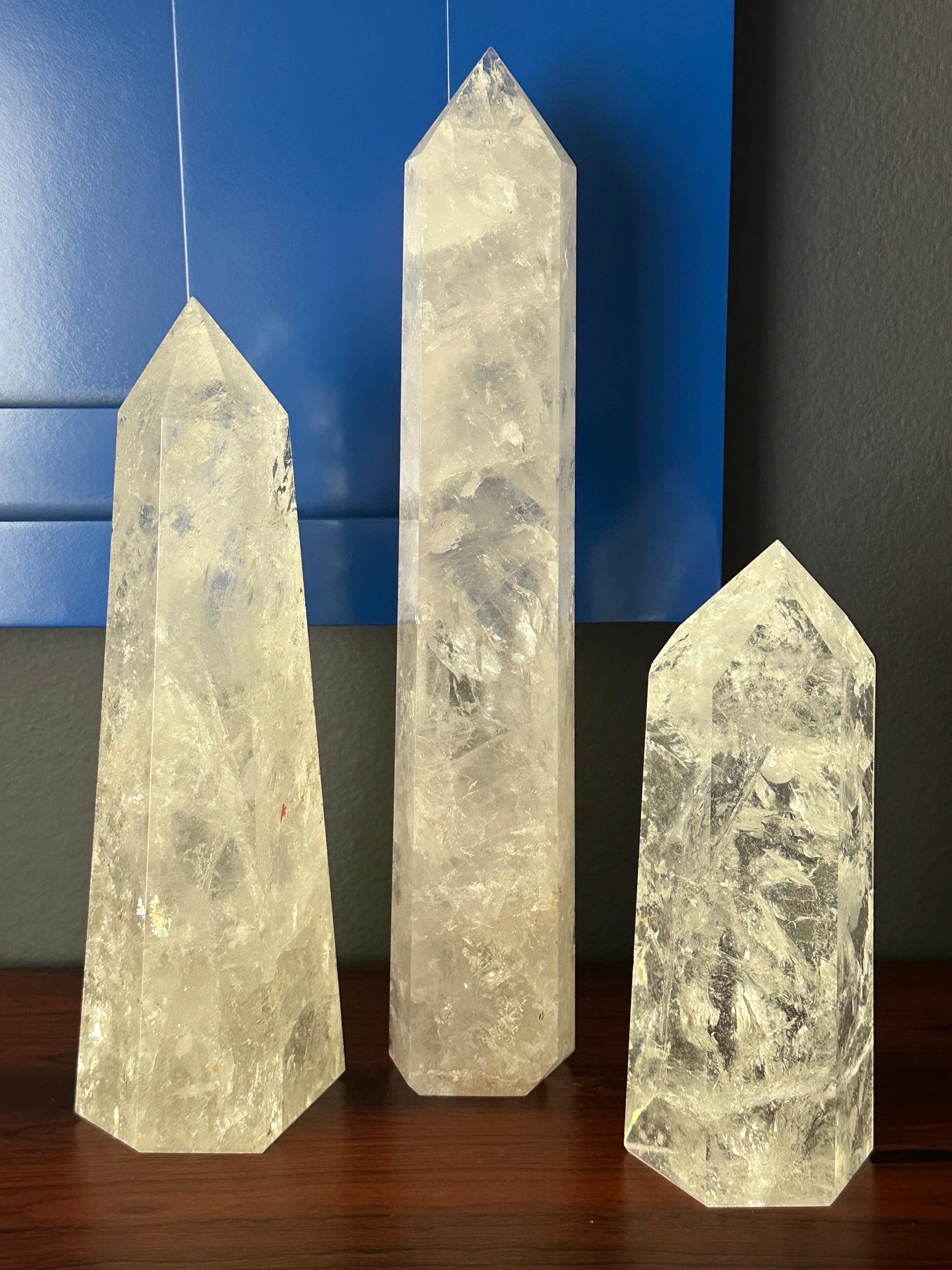 Hollywood Regency Ensemble d'obélisques en cristal de roche et quartz en vente