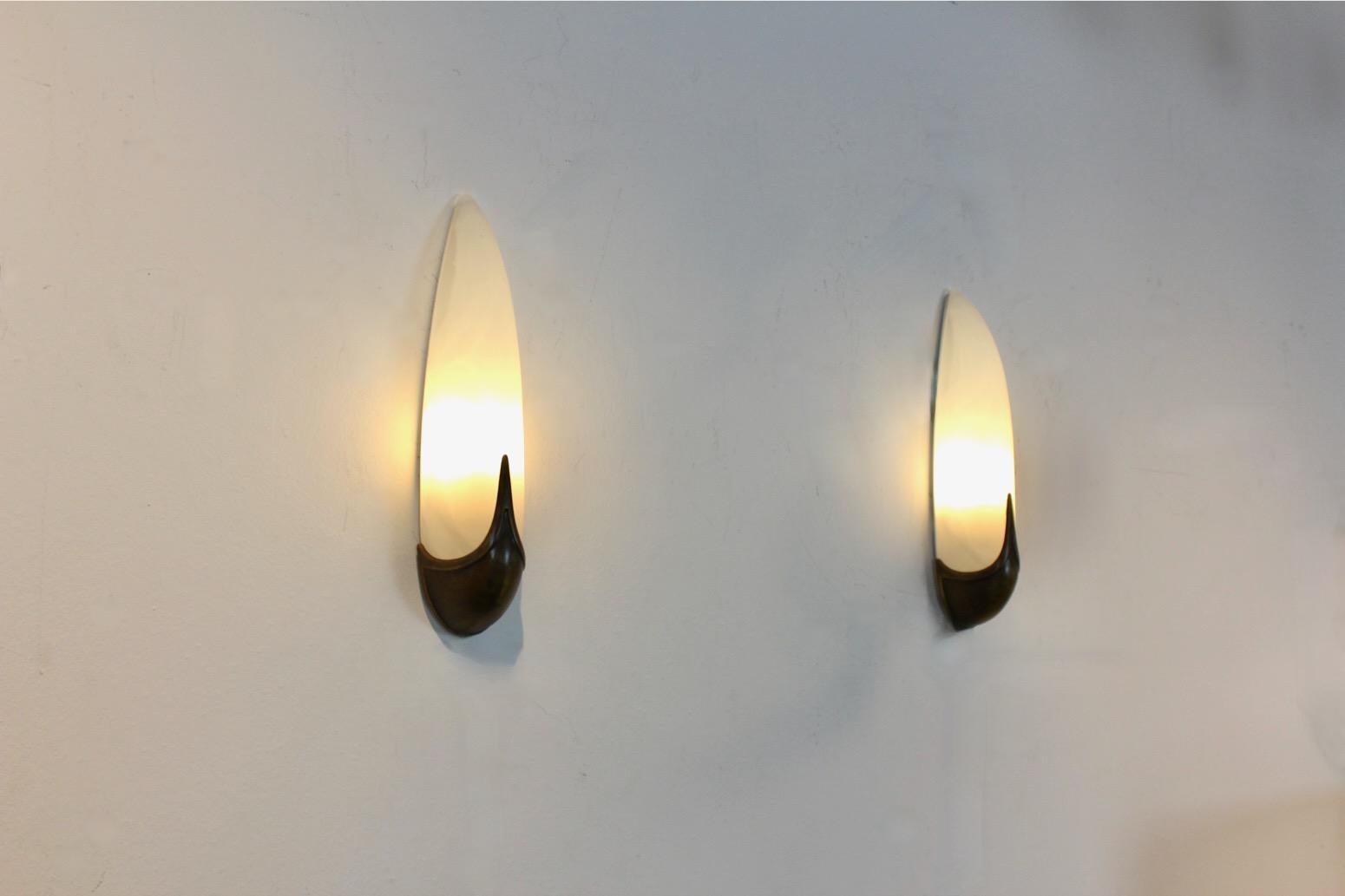 Conjunto muy bonito y característico de Lámparas de Pared de Latón y Cristal Esmerilado Craquelé producidas en Holanda en los años 70. Cada lámpara tiene una larga pieza de cristal esmerilado rodeada por un bonito marco de latón. En muy buen estado
