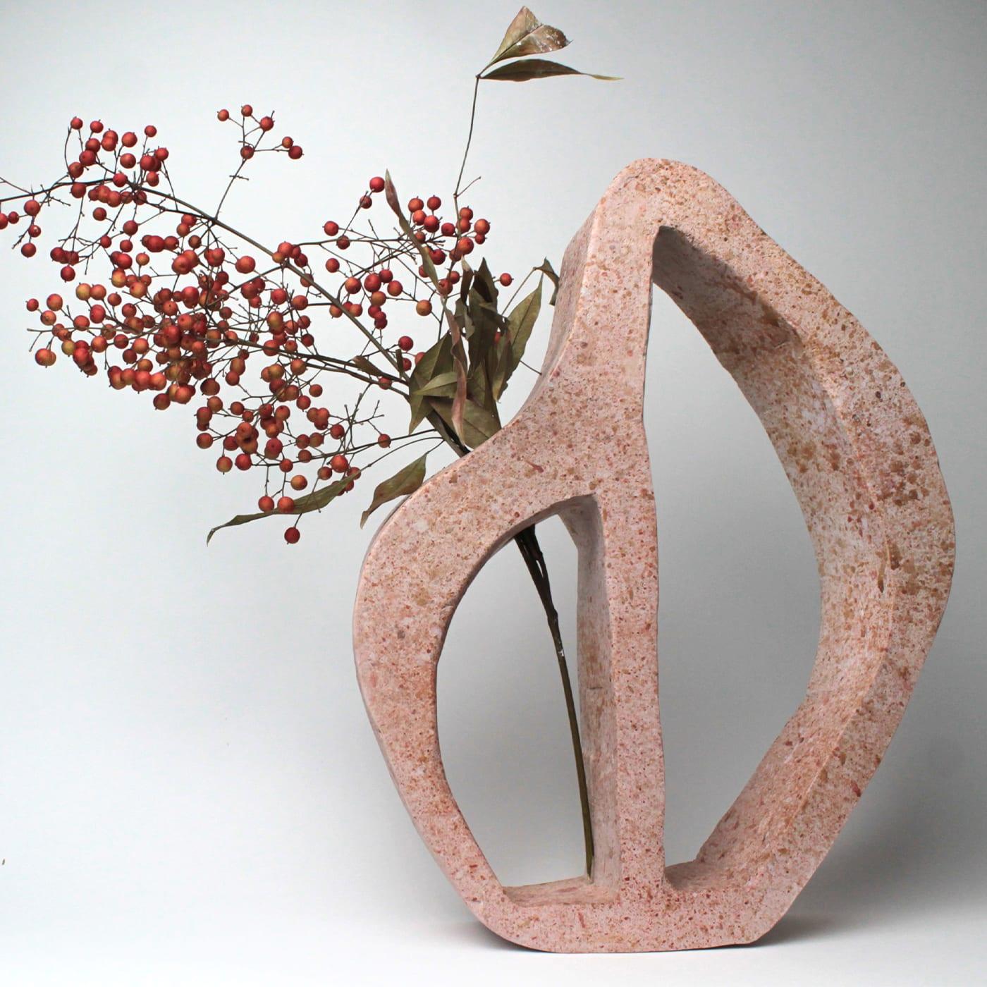 Marchesa Gray ist elegant und sanft. Die Farbe ähnelt den natürlichen Granitfelsen. Sein asymmetrisches Design verbindet die Eleganz der Kurven mit der Rohheit des Materials. Die Leere in seinem Kern deutet auf die Funktion hin. 
Marchesa Rose ist
