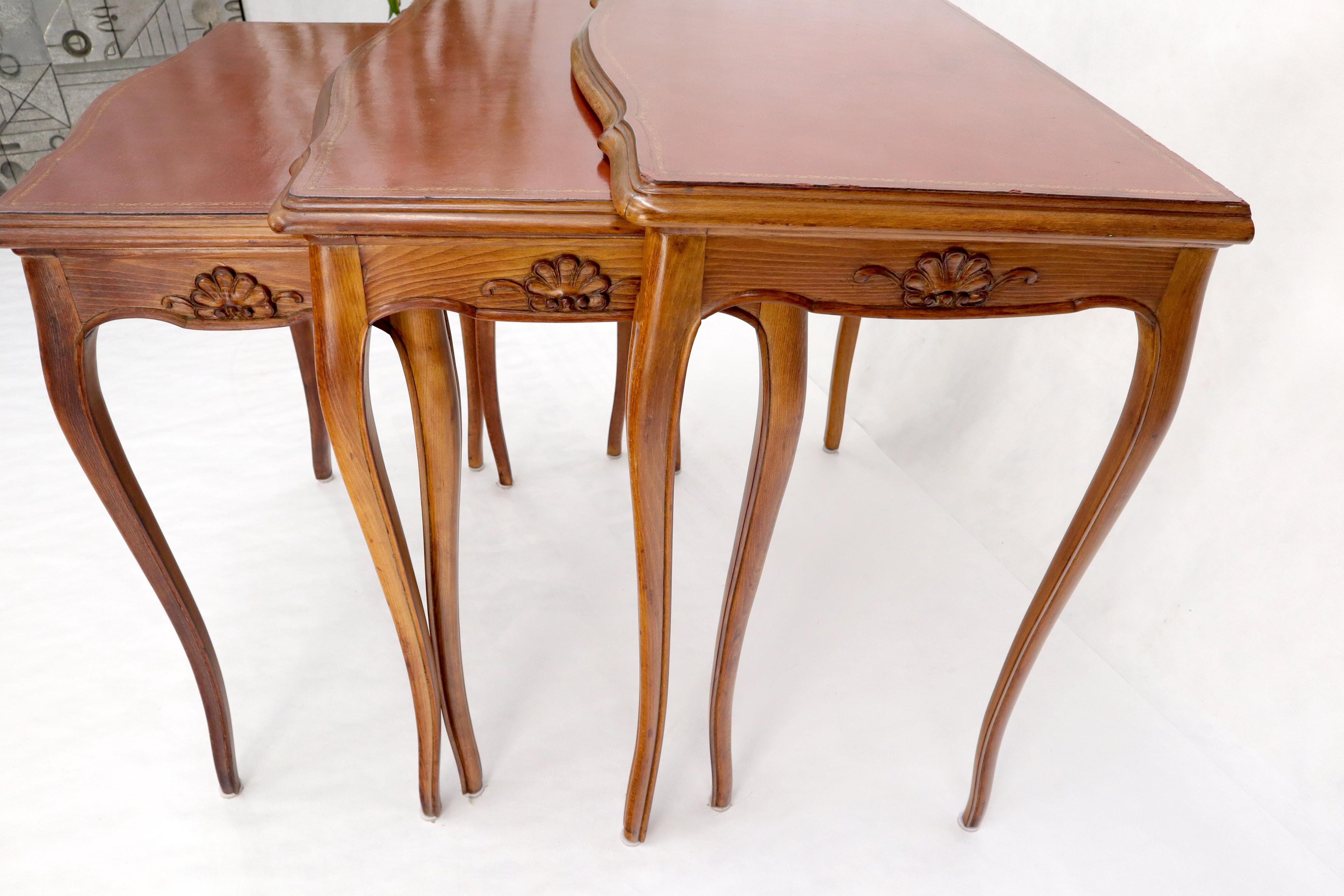 Ensemble de tables gigognes à pieds cabriole en noyer sculpté et dessus en cuir ouvragé rouge en vente 3