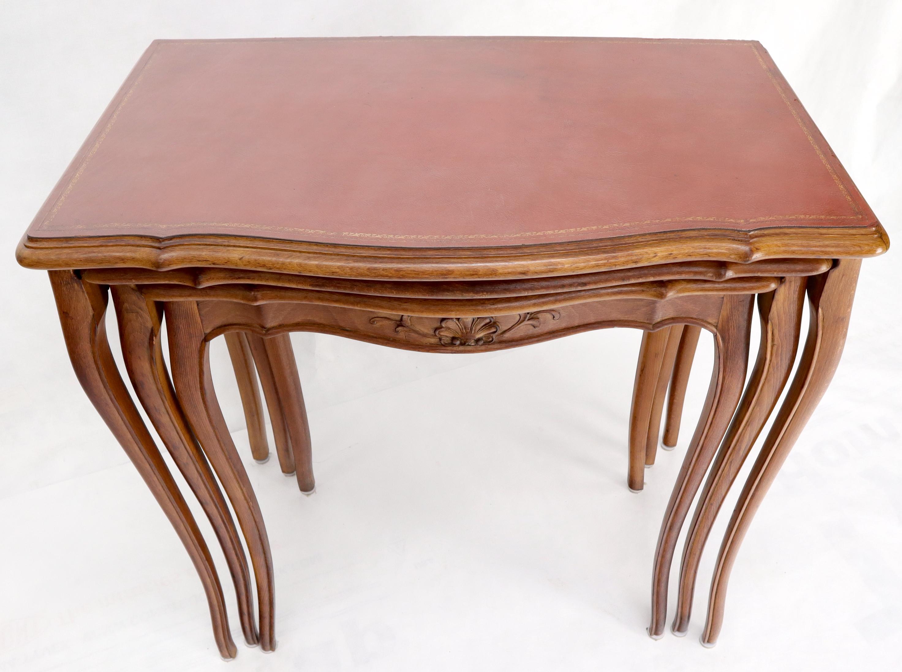 Ensemble de tables gigognes à pieds cabriole en noyer sculpté et dessus en cuir ouvragé rouge en vente 5