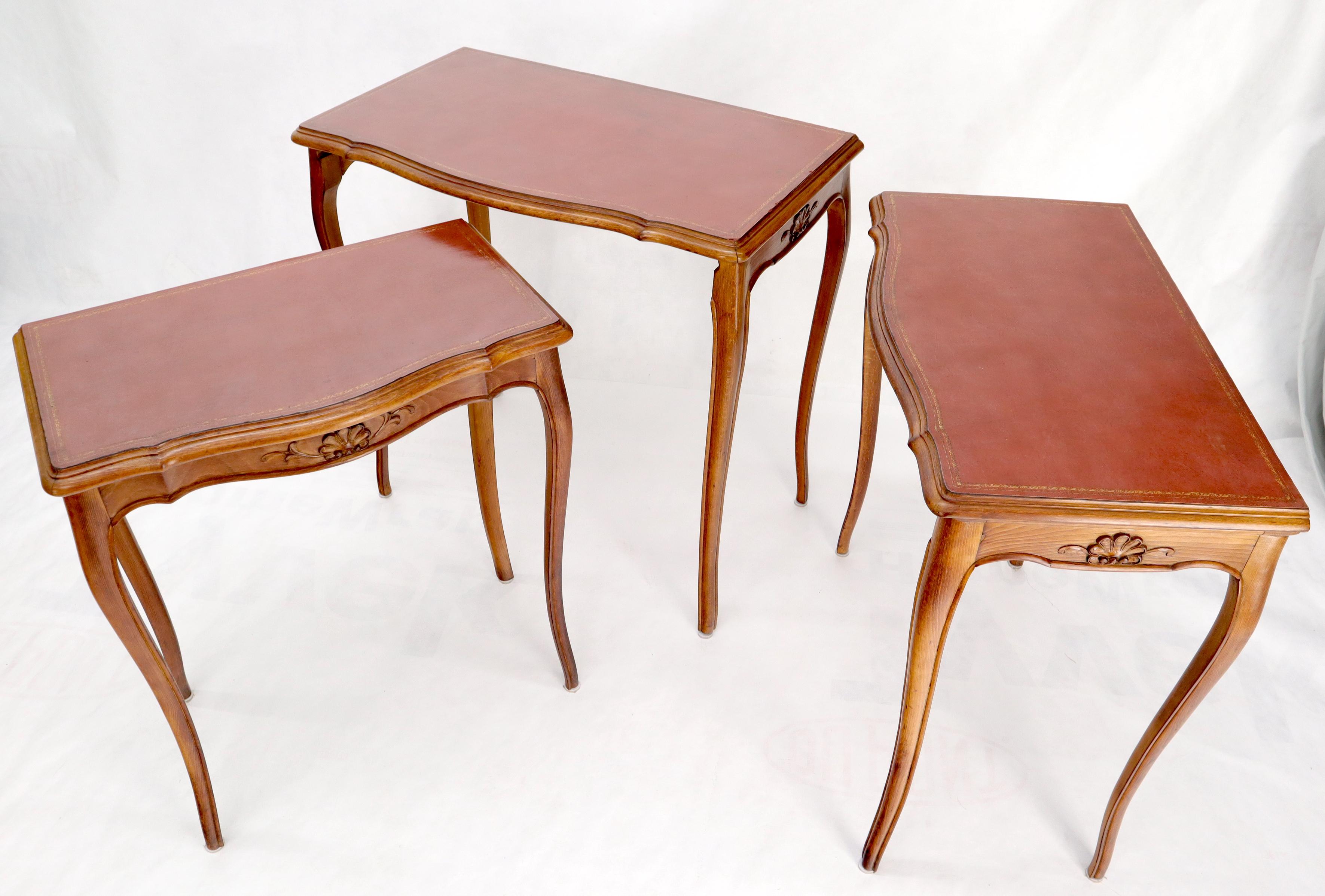 Américain Ensemble de tables gigognes à pieds cabriole en noyer sculpté et dessus en cuir ouvragé rouge en vente