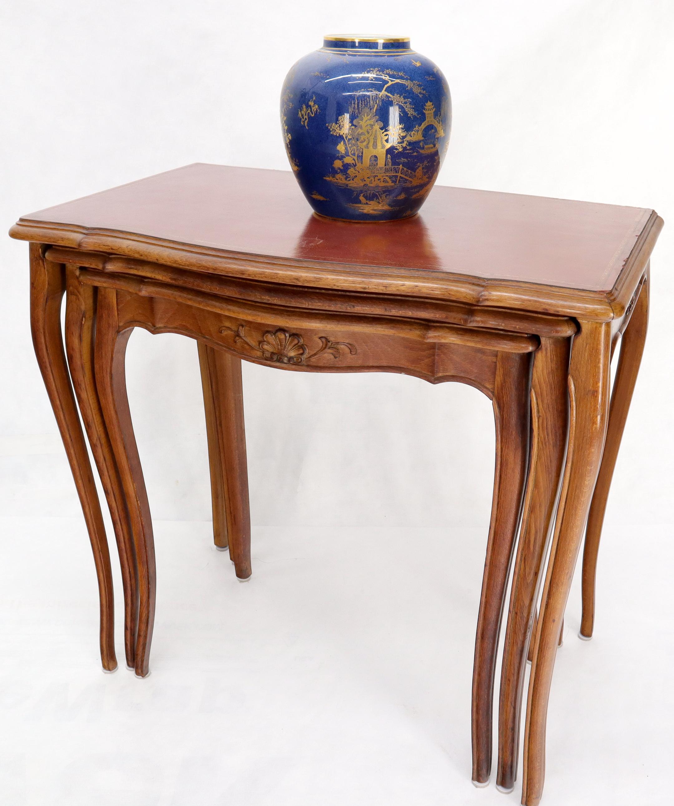 20th Century Set of Rouge Tooled Leather Top Carved Walnut Cabriole Leg Set of Nesting Tables For Sale