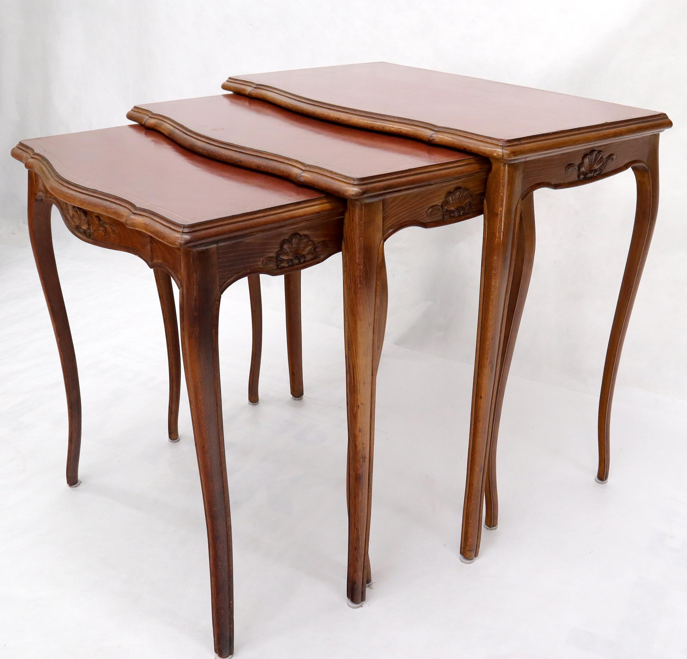 Set of Rouge Tooled Leather Top Carved Walnut Cabriole Leg Set of Nesting Tables For Sale 1