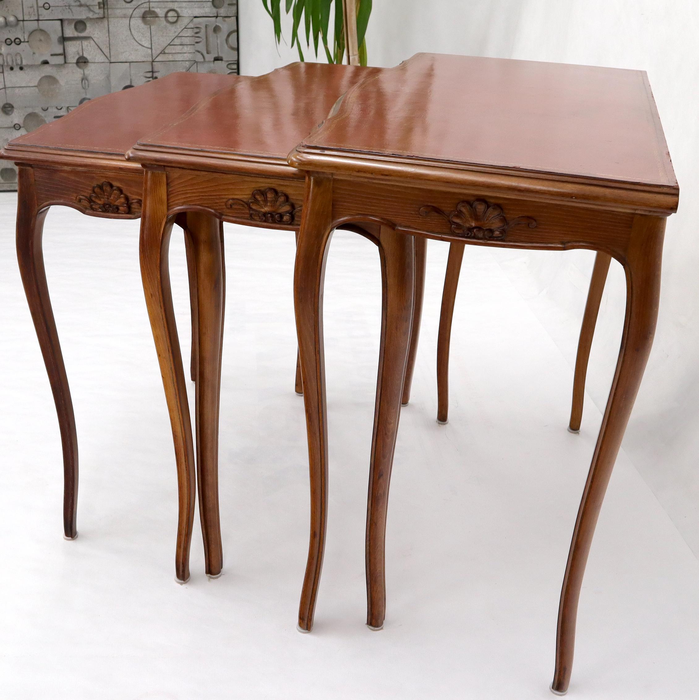 Set of Rouge Tooled Leather Top Carved Walnut Cabriole Leg Set of Nesting Tables For Sale 2