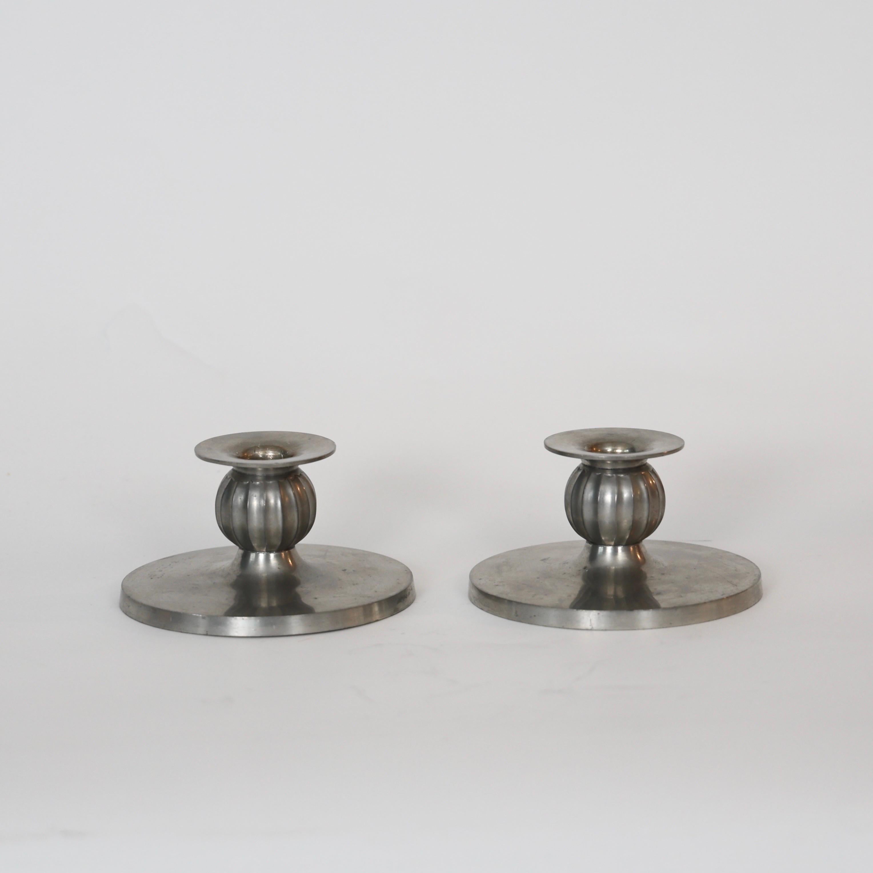 Set di candelieri rotondi in peltro di Just Andersen, anni '30, Danimarca In condizioni buone in vendita a Værløse, DK