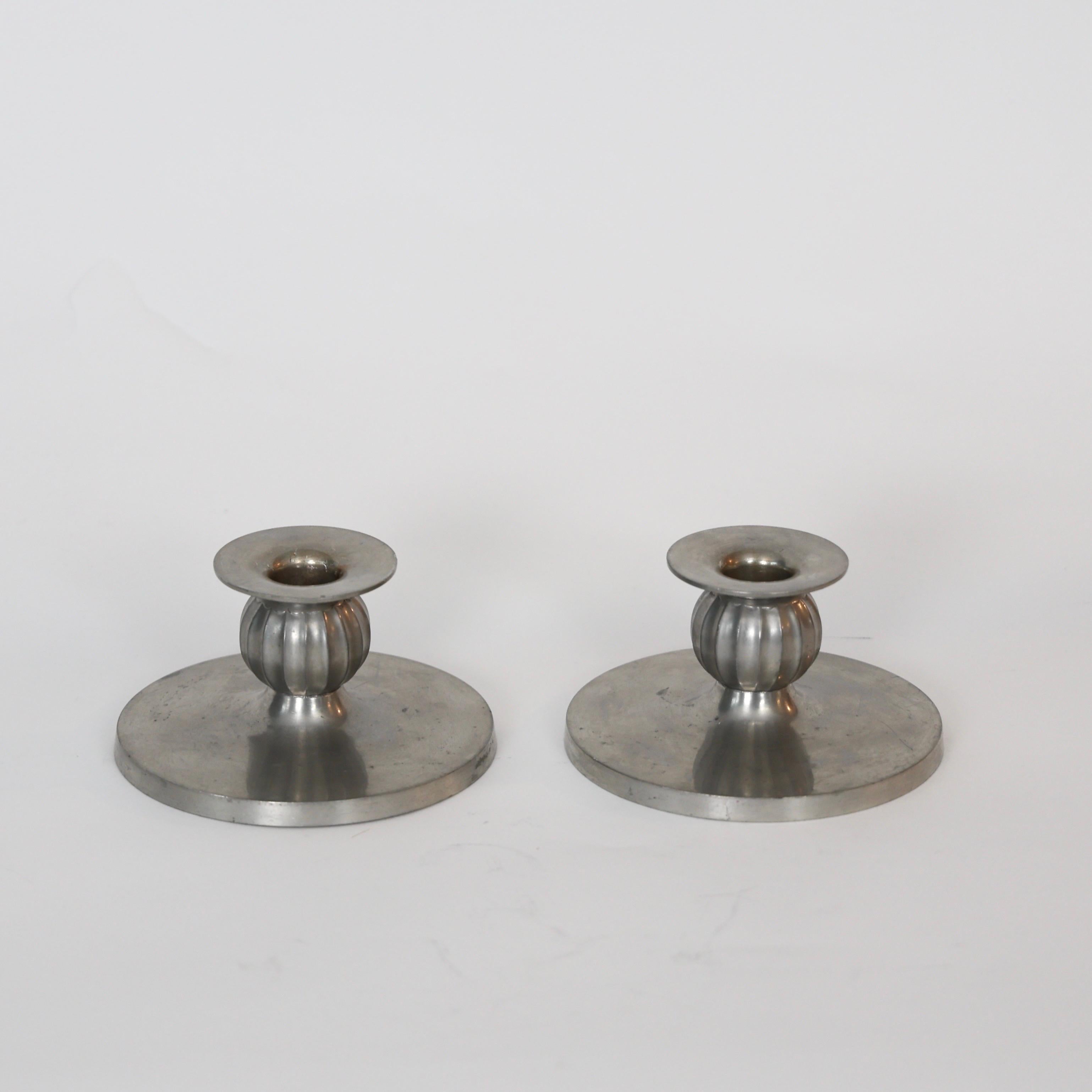Metà XX secolo Set di candelieri rotondi in peltro di Just Andersen, anni '30, Danimarca in vendita