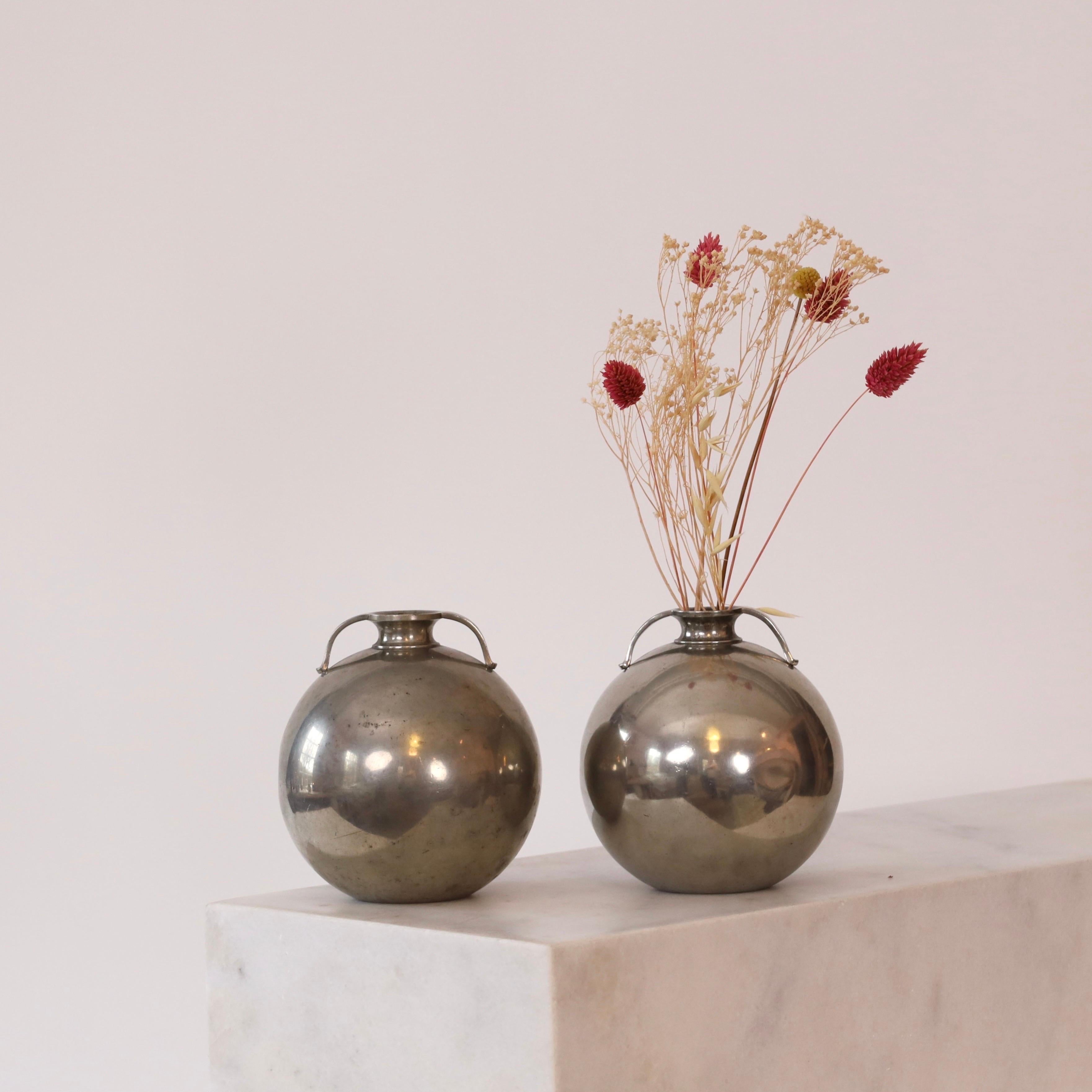 Ensemble de vases ronds en étain fabriqués par Just Andersen dans les années 1930. Un beau duo pour une belle maison.

* Set (2) de vases ronds en étain avec oreilles
* Designer : Just Andersen
* Style : 1662 (estampillé 