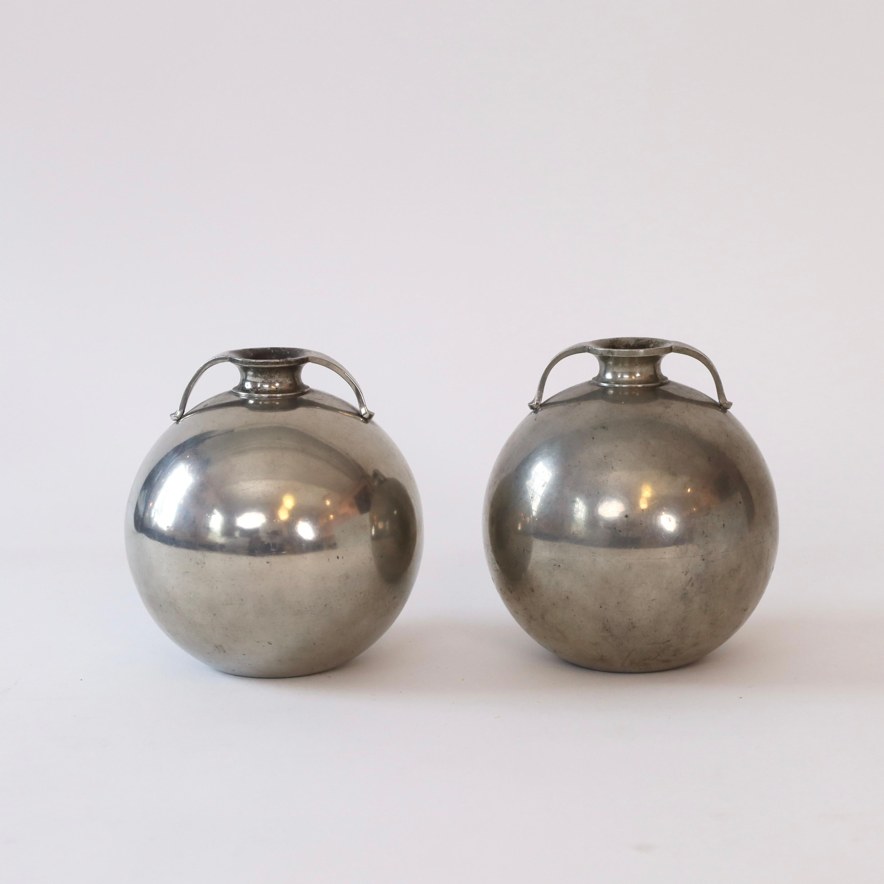 Ensemble de vases ronds en étain par Just Andersen, années 1930, Danemark en vente 1