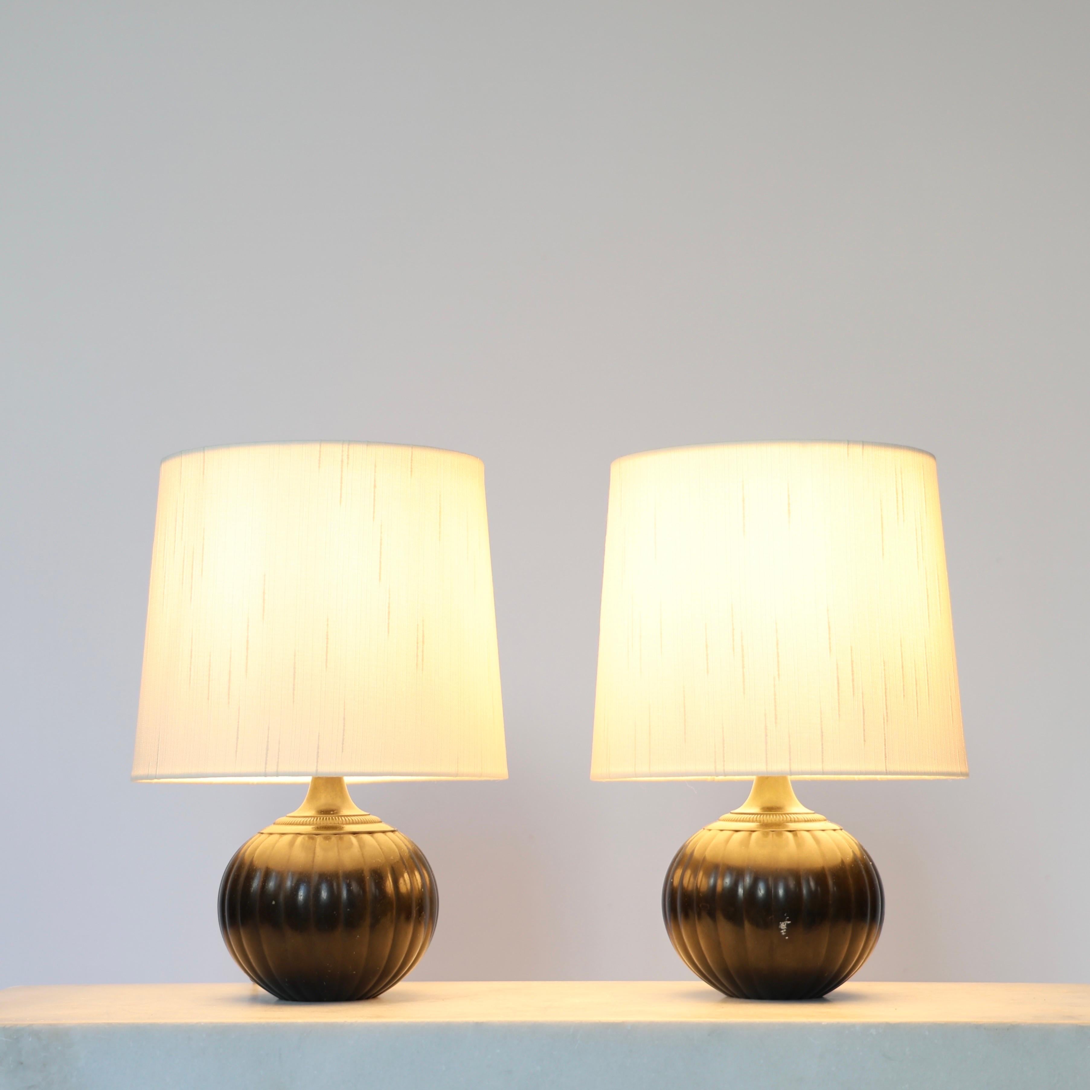 Seltener Satz runder Diskometal-Tischlampen, entworfen von Just Andersen in den 1930er Jahren.

* Satz (2) runder Diskometall-Lampen mit vertikalen Linien und weißem Lampenschirm.
* Designer: Just Andersen
* Modell: D1633
* Jahr: 1934
* Zustand: