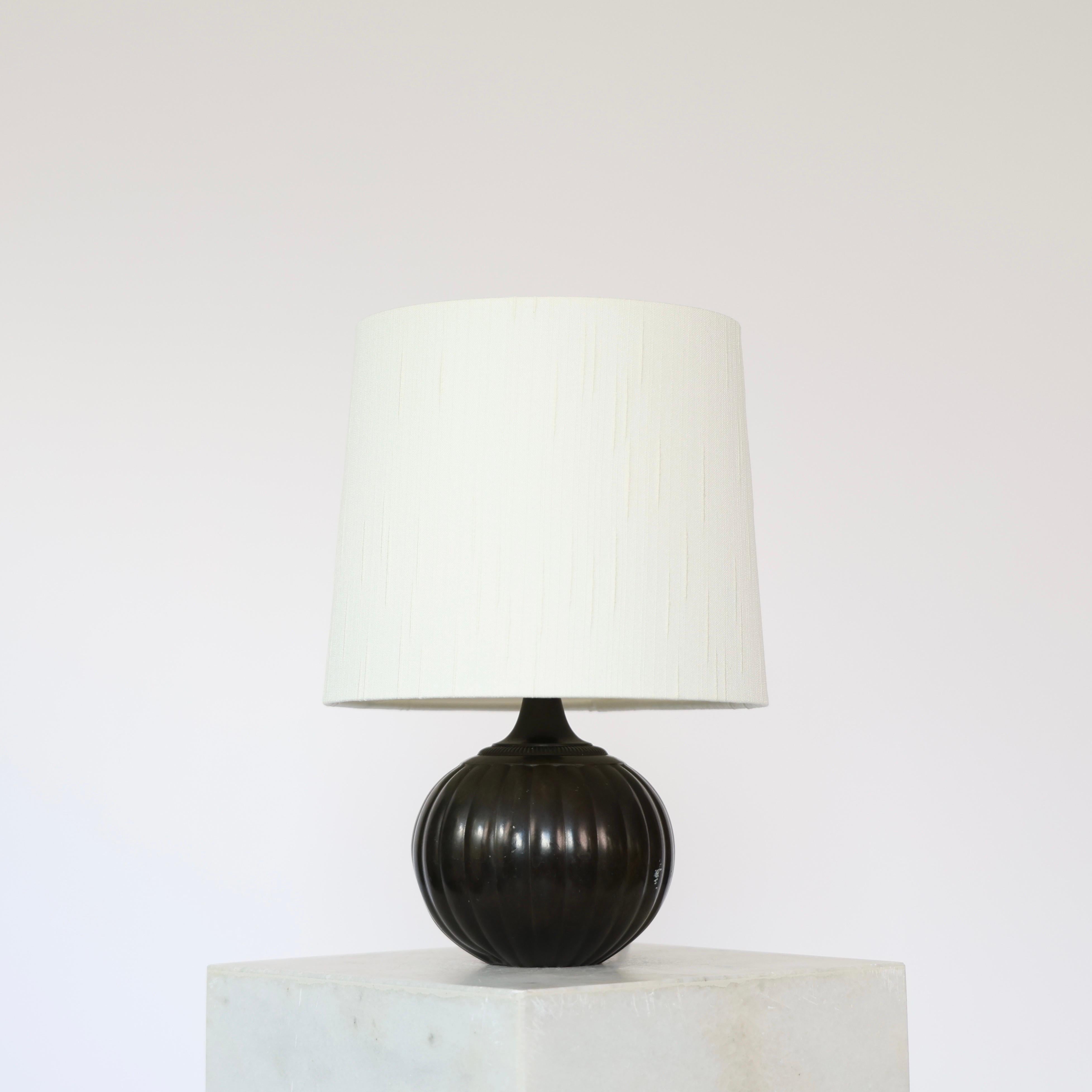 Satz runder Tischlampen von Just Andersen, 1930er Jahre, Dänemark (Metall) im Angebot
