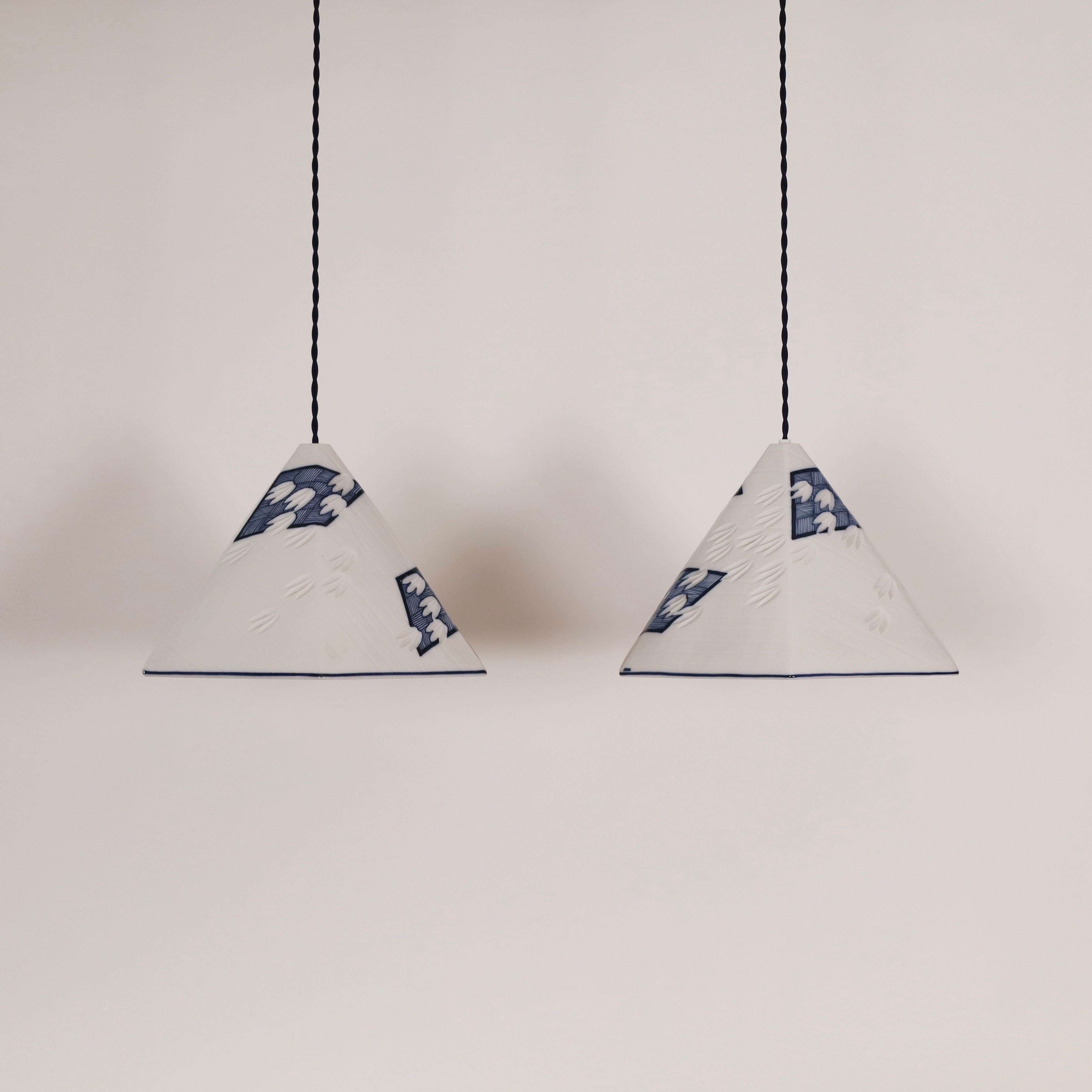 Conjunto de grandes lámparas colgantes de porcelana Royal Copenhagen de Anne Marie Trolle. Un extraordinario conjunto en magníficas condiciones vintage. 

* Conjunto (2) de grandes lámparas colgantes de porcelana blanca de 6 caras con dibujos azul