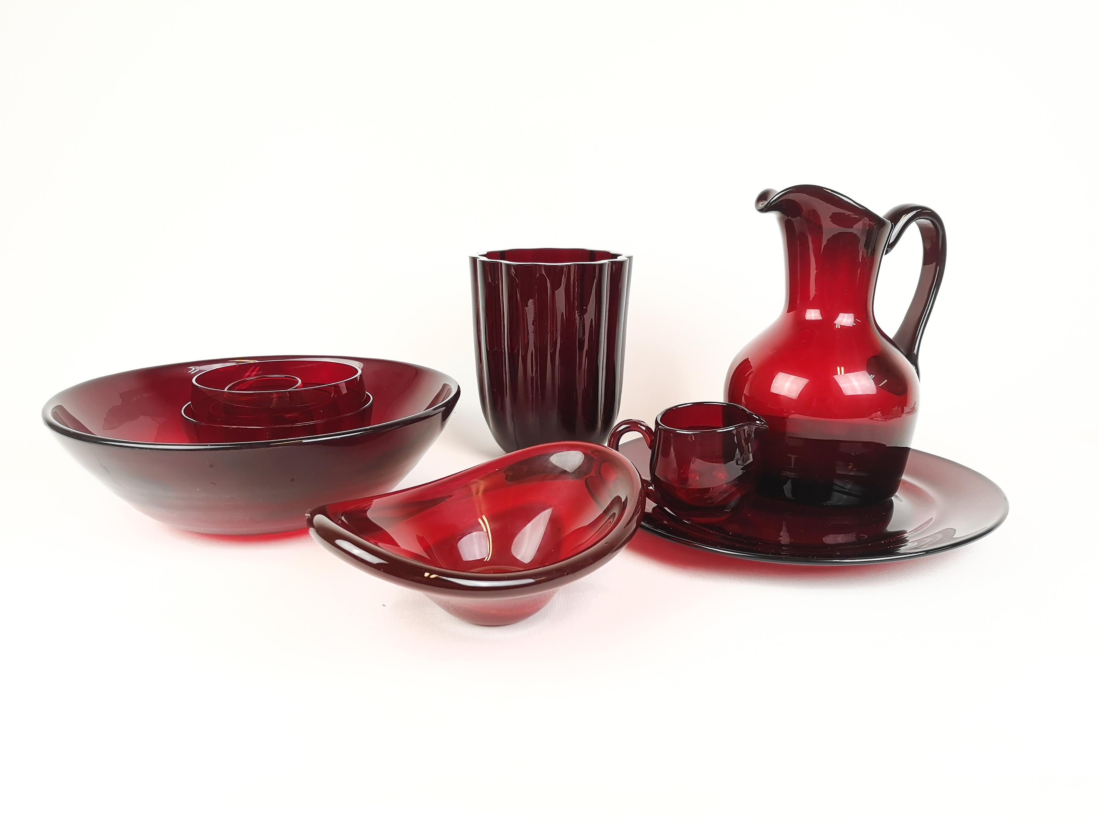 Wonderful Rubin red is these glasses made in Sweden at Reijmyre. Designed by Monica Bratt.
Overall good condition.
Measures: Plate 25 cm, jug H 19 cm, vase 15 cm, big bowl D 24, H 9 cm, small bowl 19 x 14 x 6 cm.
 