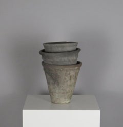 Set di vasi impilati rustici e antichi