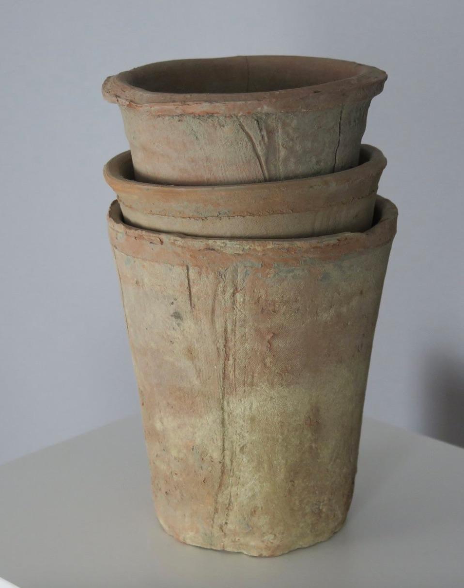 Terre cuite Ensemble de pots empilables anciens rustiques en vente