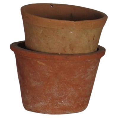 Set di vasi impilati rustici e antichi