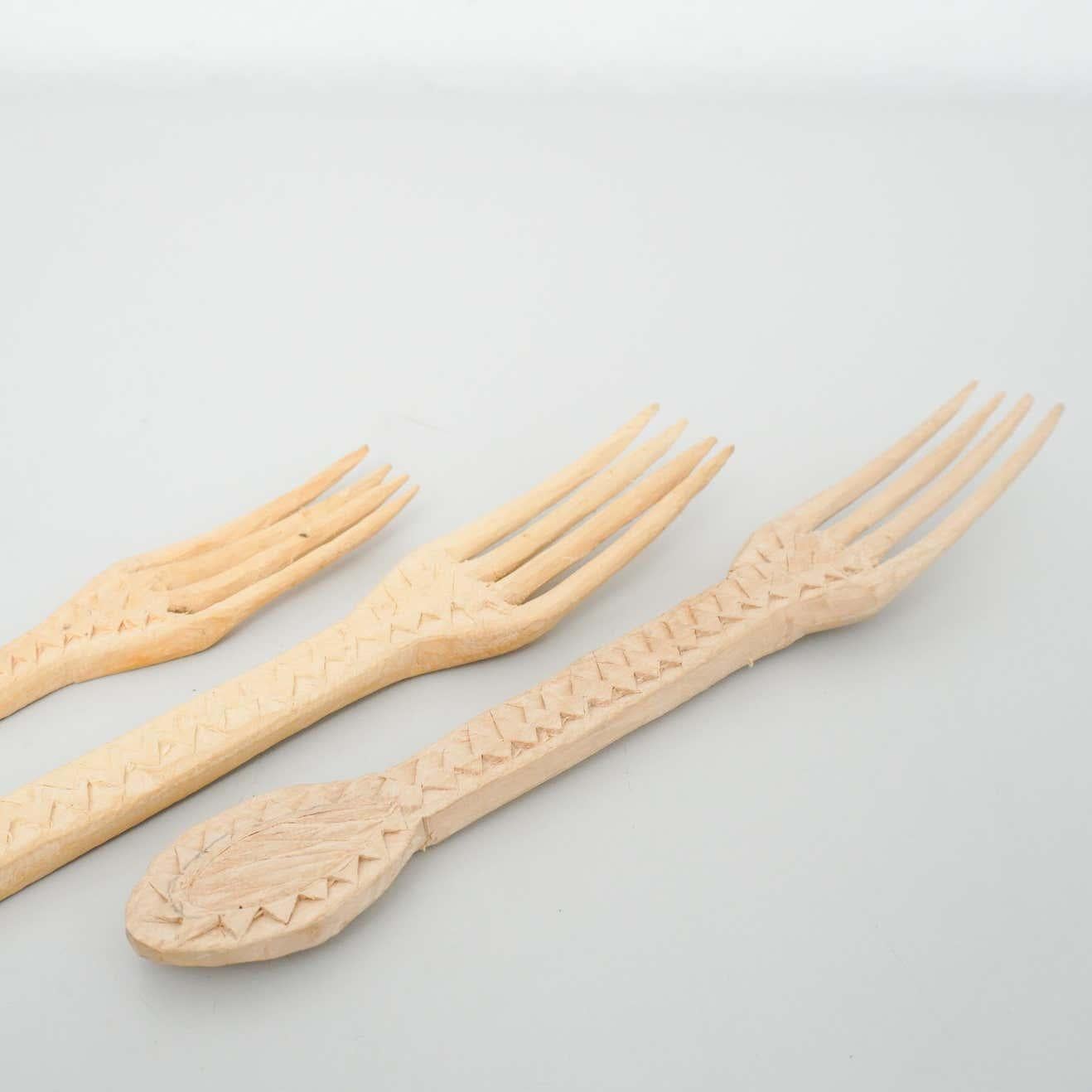 Set of Rustic Traditional Hand Carved Forks and Spoons, circa 1950 In Good Condition For Sale In Barcelona, Barcelona