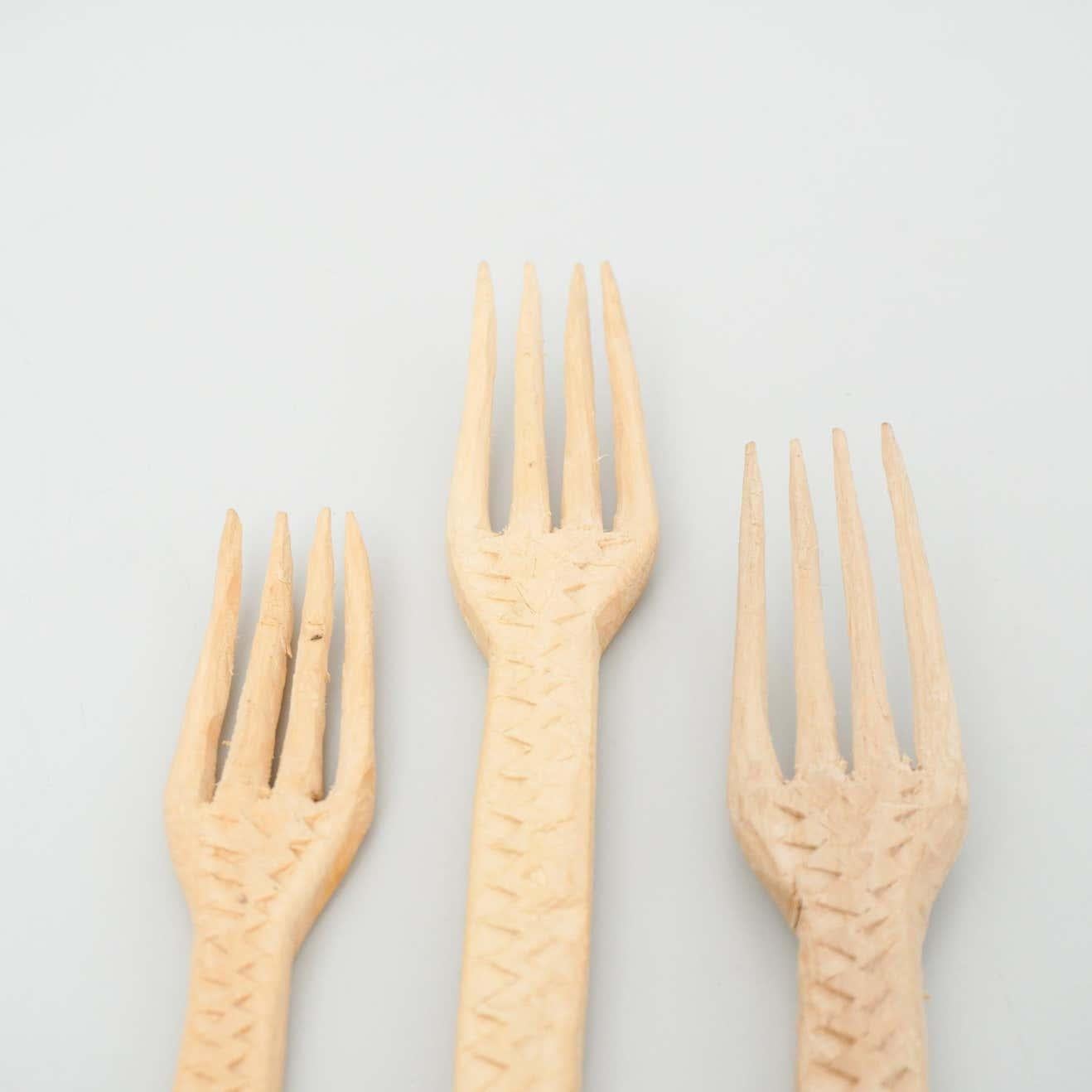 Mid-20th Century Set of Rustic Traditional Hand Carved Forks and Spoons, circa 1950 For Sale