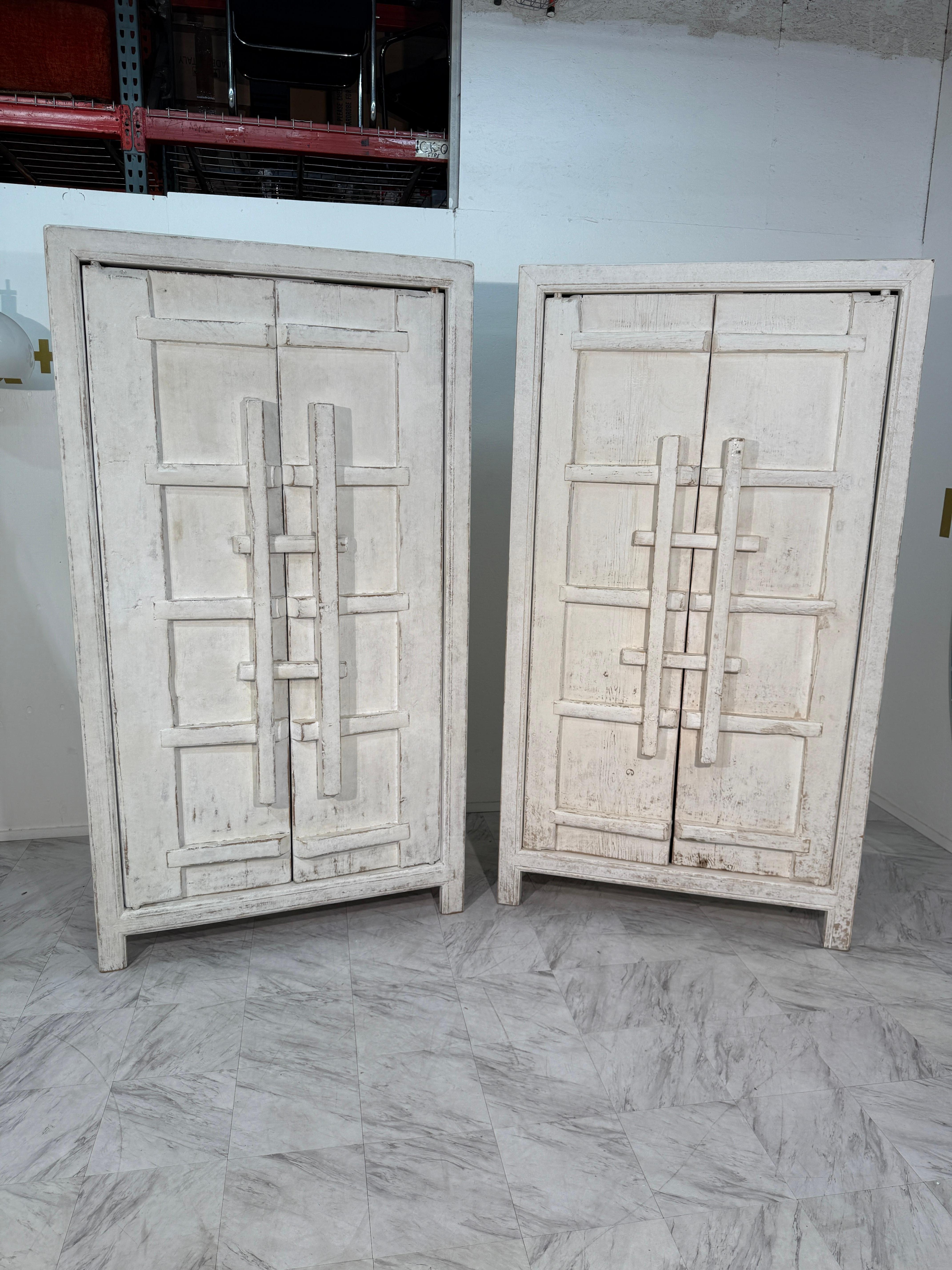 Set di armadi rustici in legno imbiancato con ante a rilievo geometrico in vendita 3