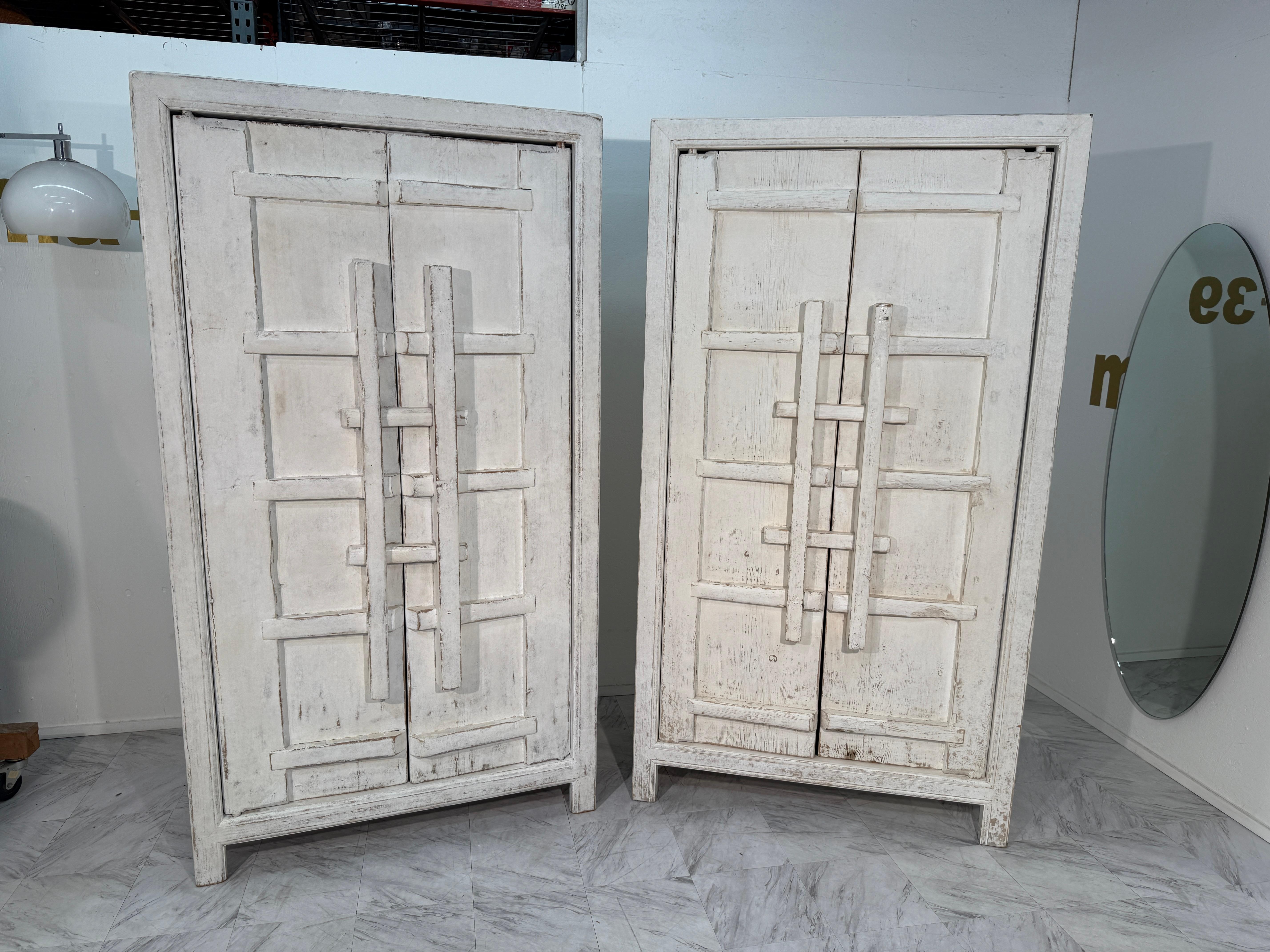 Set di armadi rustici in legno imbiancato con ante a rilievo geometrico in vendita 4