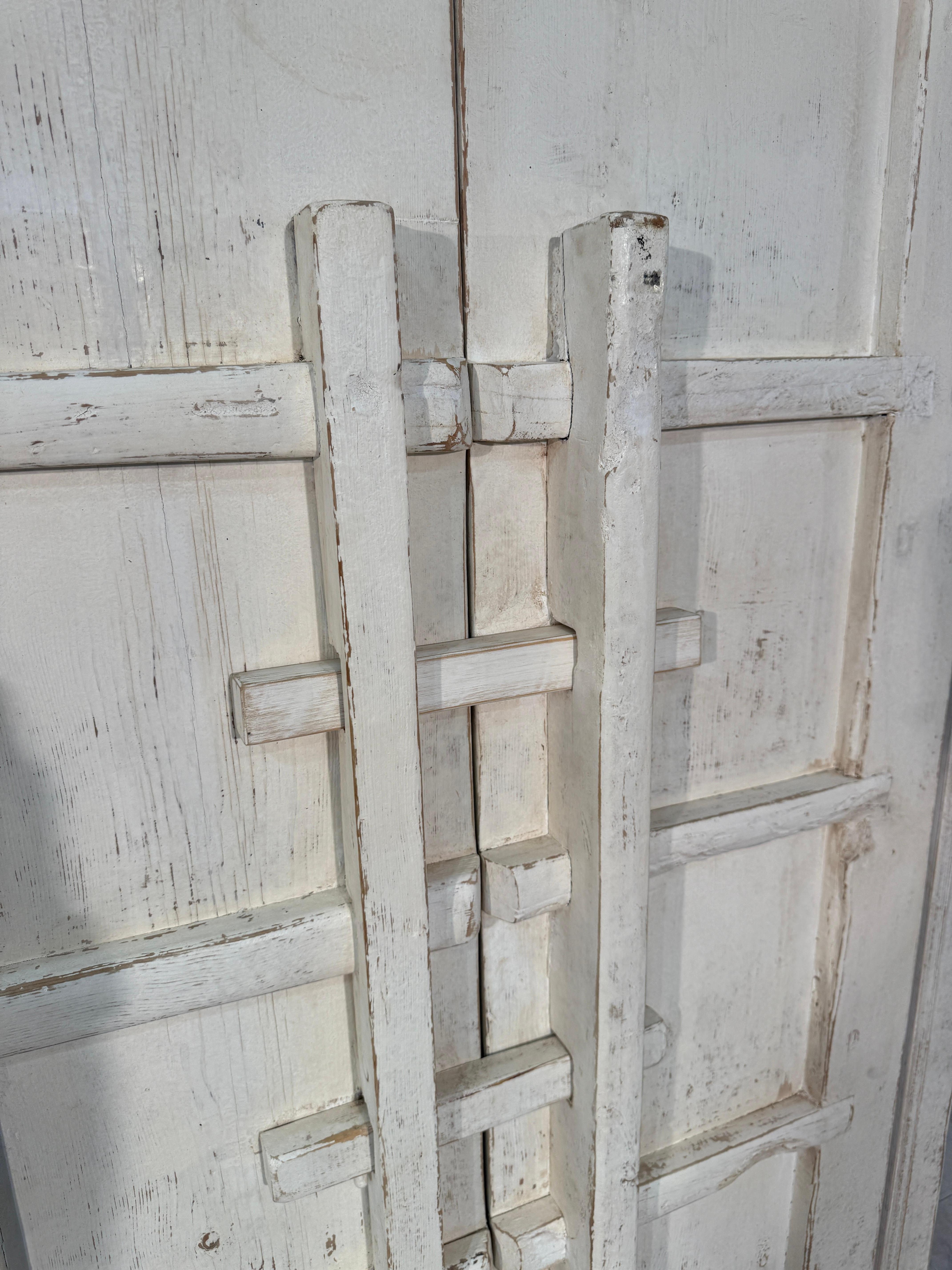 Moderno Set di armadi rustici in legno imbiancato con ante a rilievo geometrico in vendita