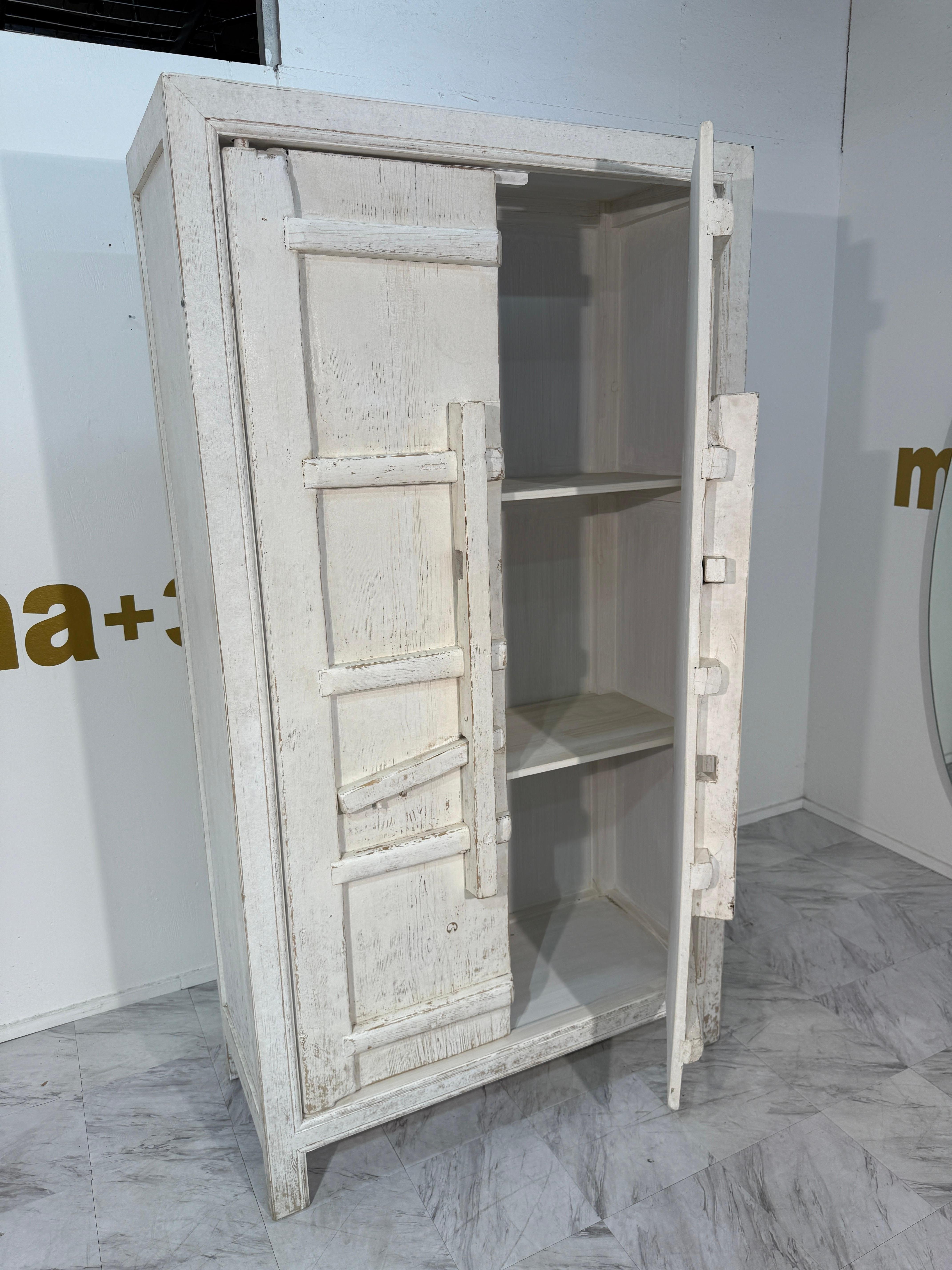 Italiano Set di armadi rustici in legno imbiancato con ante a rilievo geometrico in vendita