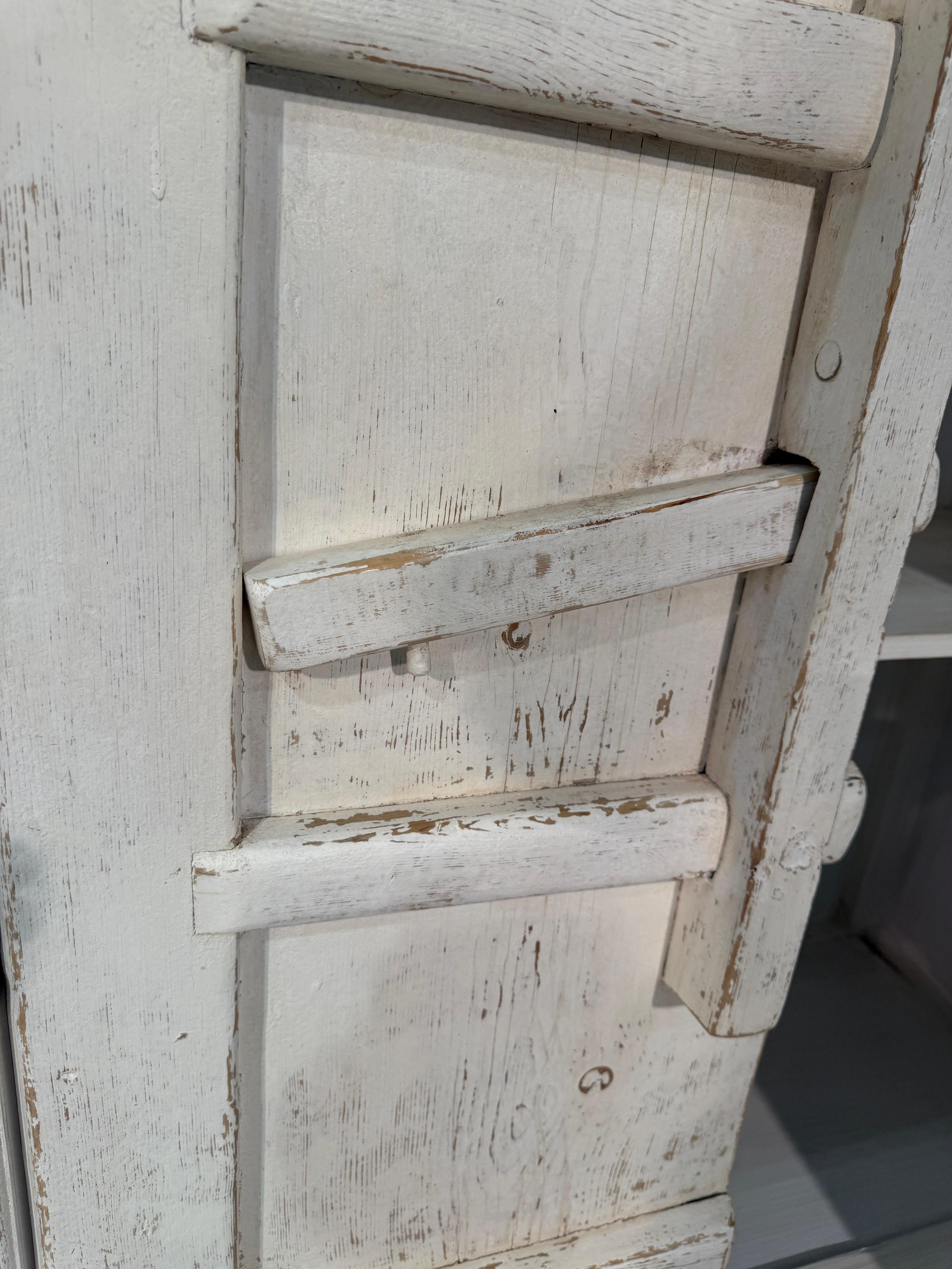 Set di armadi rustici in legno imbiancato con ante a rilievo geometrico In condizioni buone in vendita a Los Angeles, CA