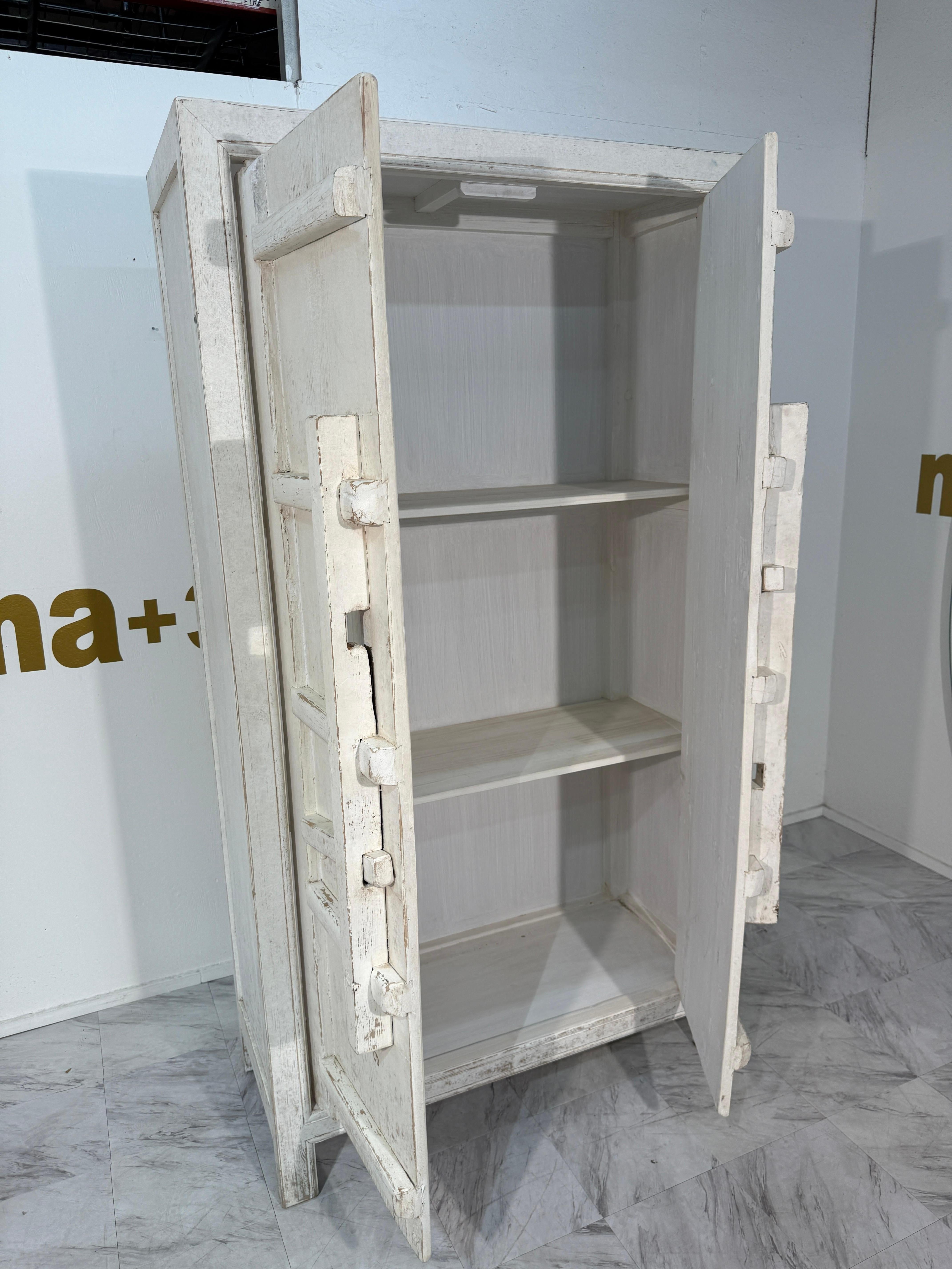 Metà XX secolo Set di armadi rustici in legno imbiancato con ante a rilievo geometrico in vendita