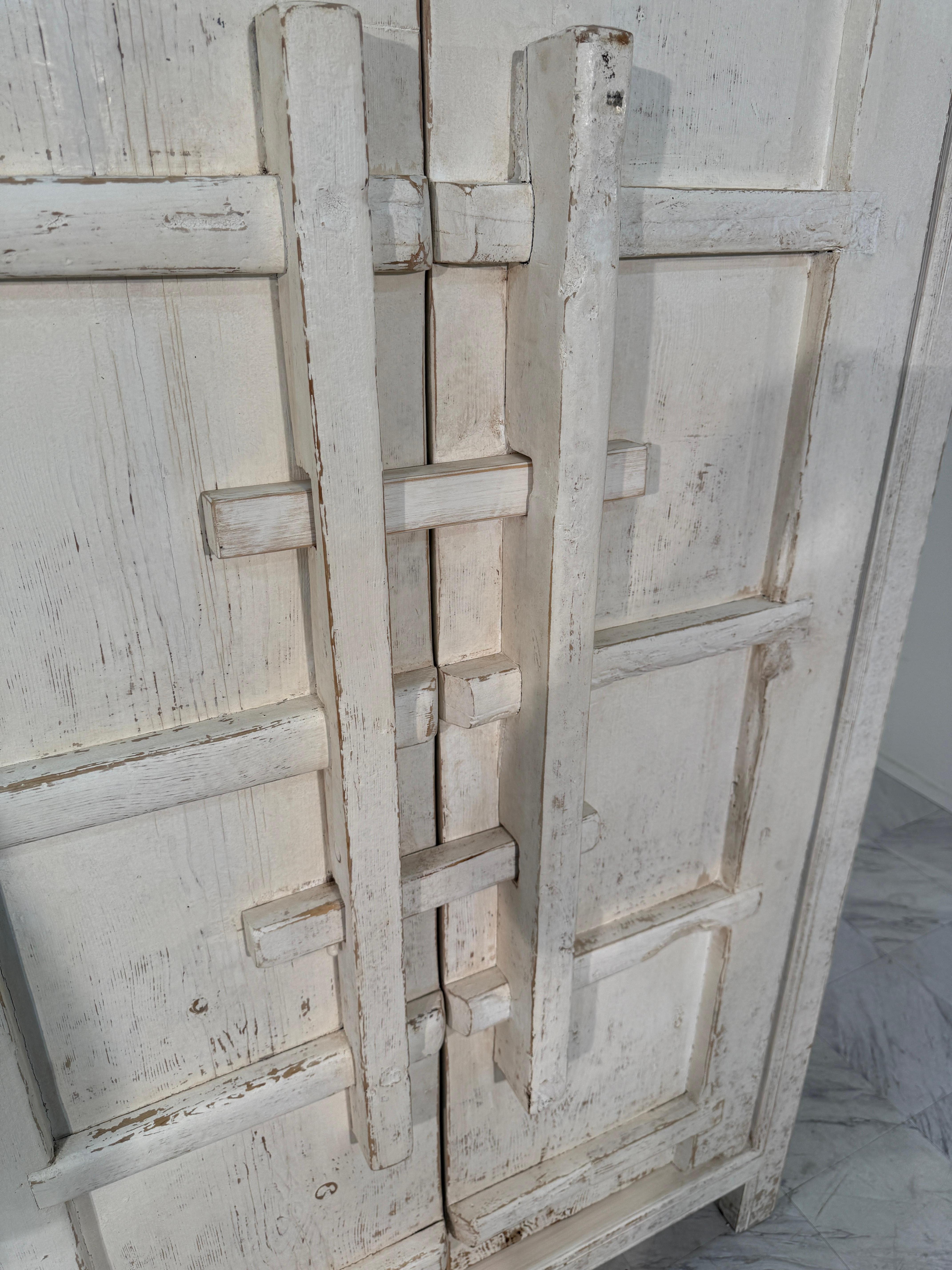 Legno Set di armadi rustici in legno imbiancato con ante a rilievo geometrico in vendita
