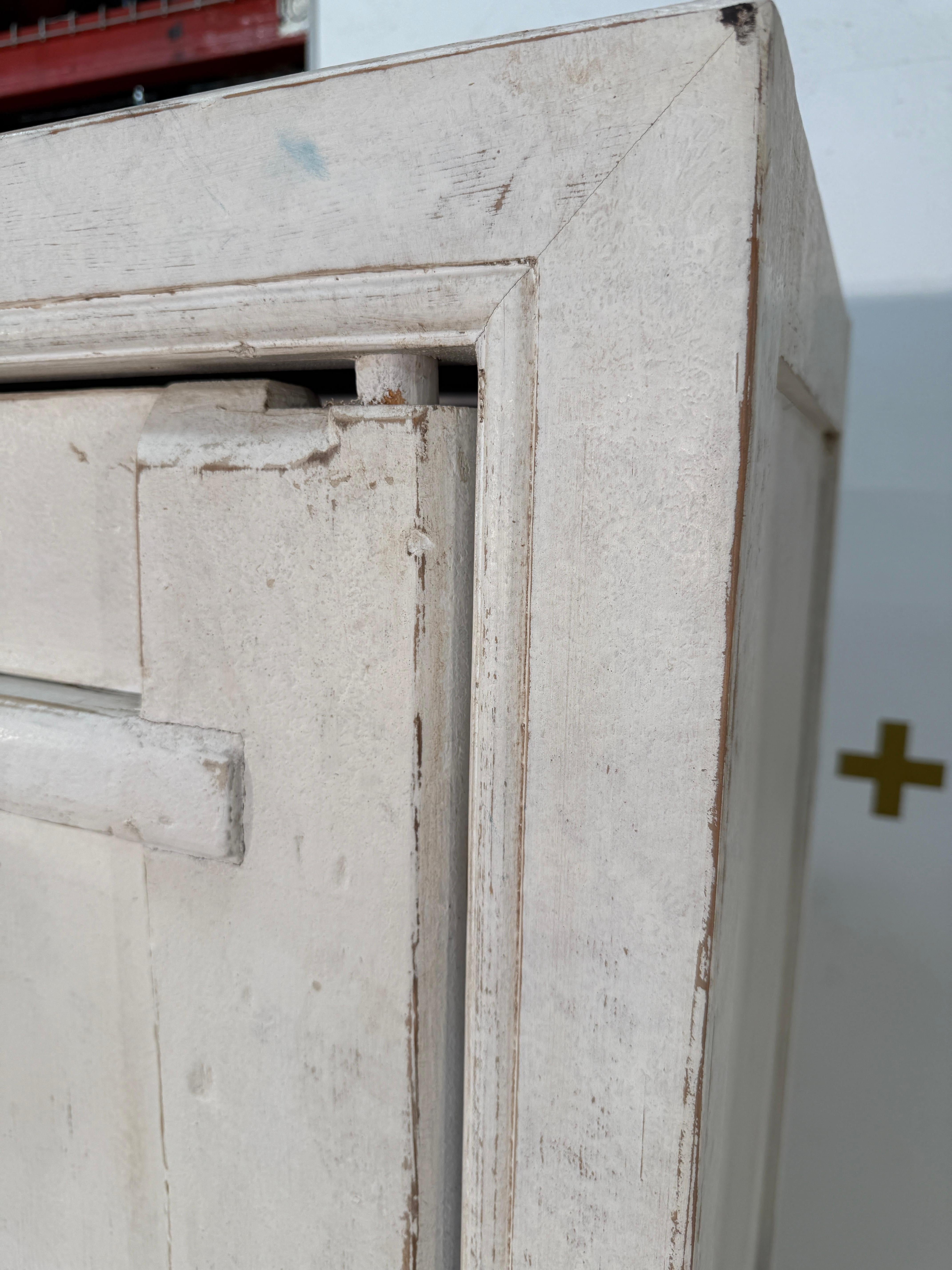 Set di armadi rustici in legno imbiancato con ante a rilievo geometrico in vendita 1
