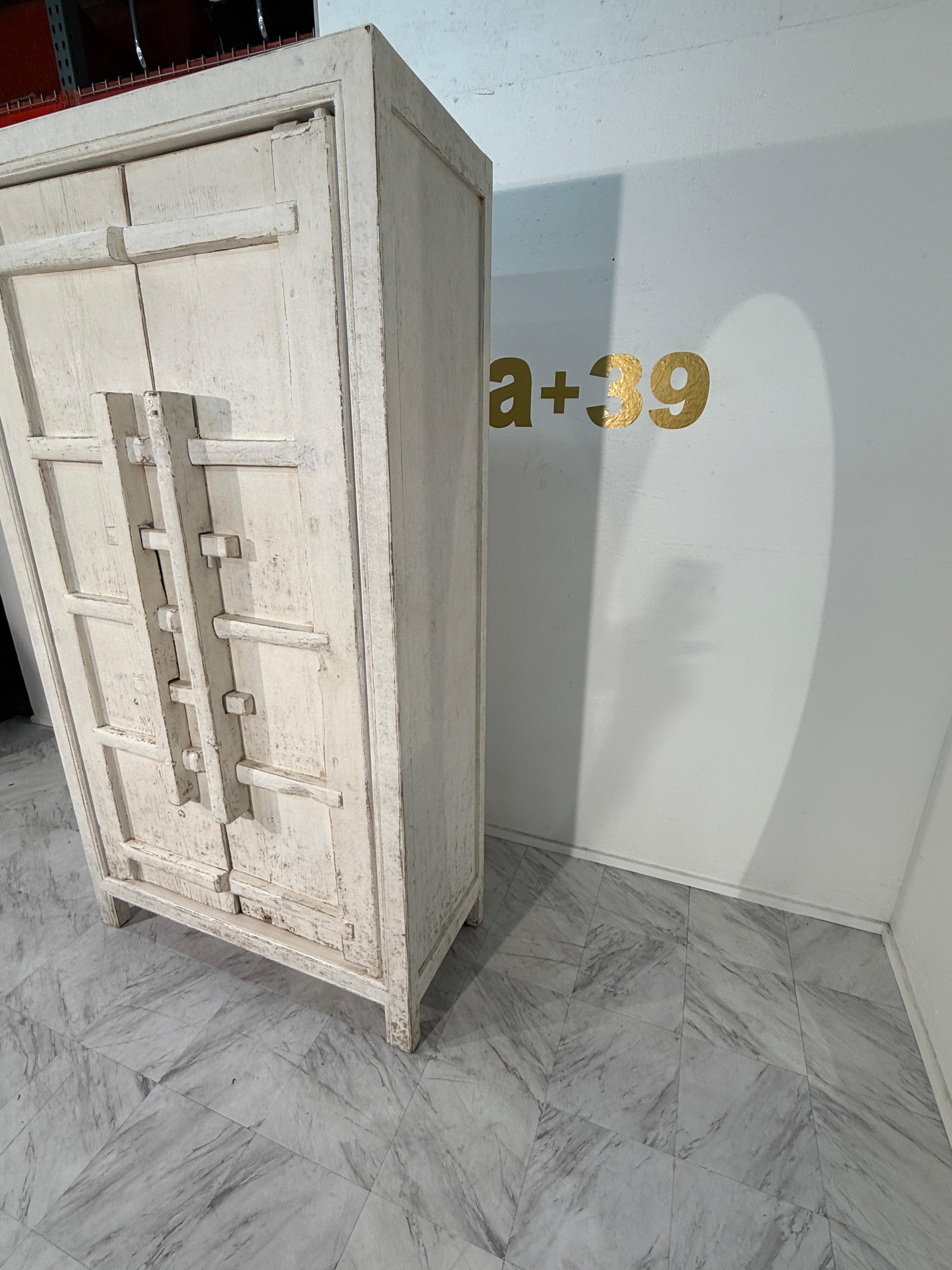 Set di armadi rustici in legno imbiancato con ante a rilievo geometrico in vendita 2