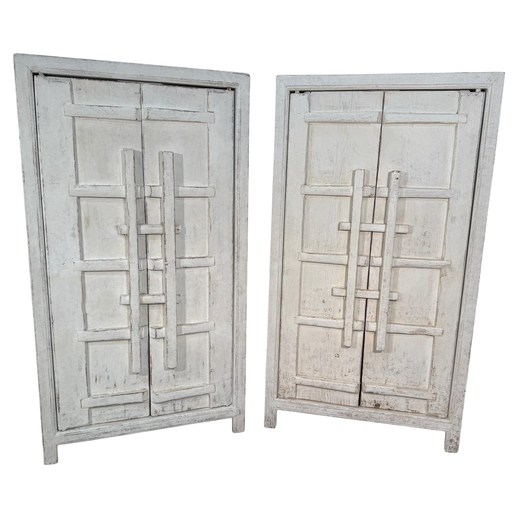 Set di armadi rustici in legno imbiancato con ante a rilievo geometrico in vendita