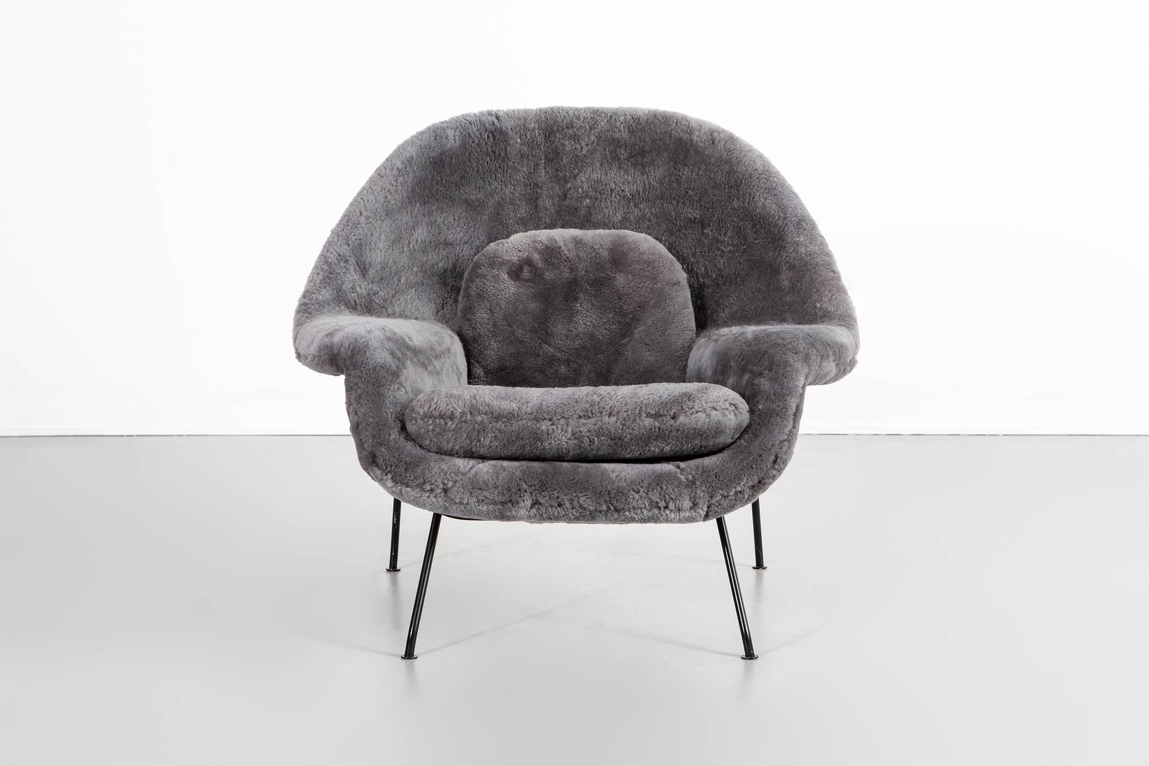Set of Womb chairs

Designed by Eero Saarinen for Knoll

USA, d 1948 / circa 1960s

Reupholstered in charcoal shearling and black steel frame

Measure: 35 ½