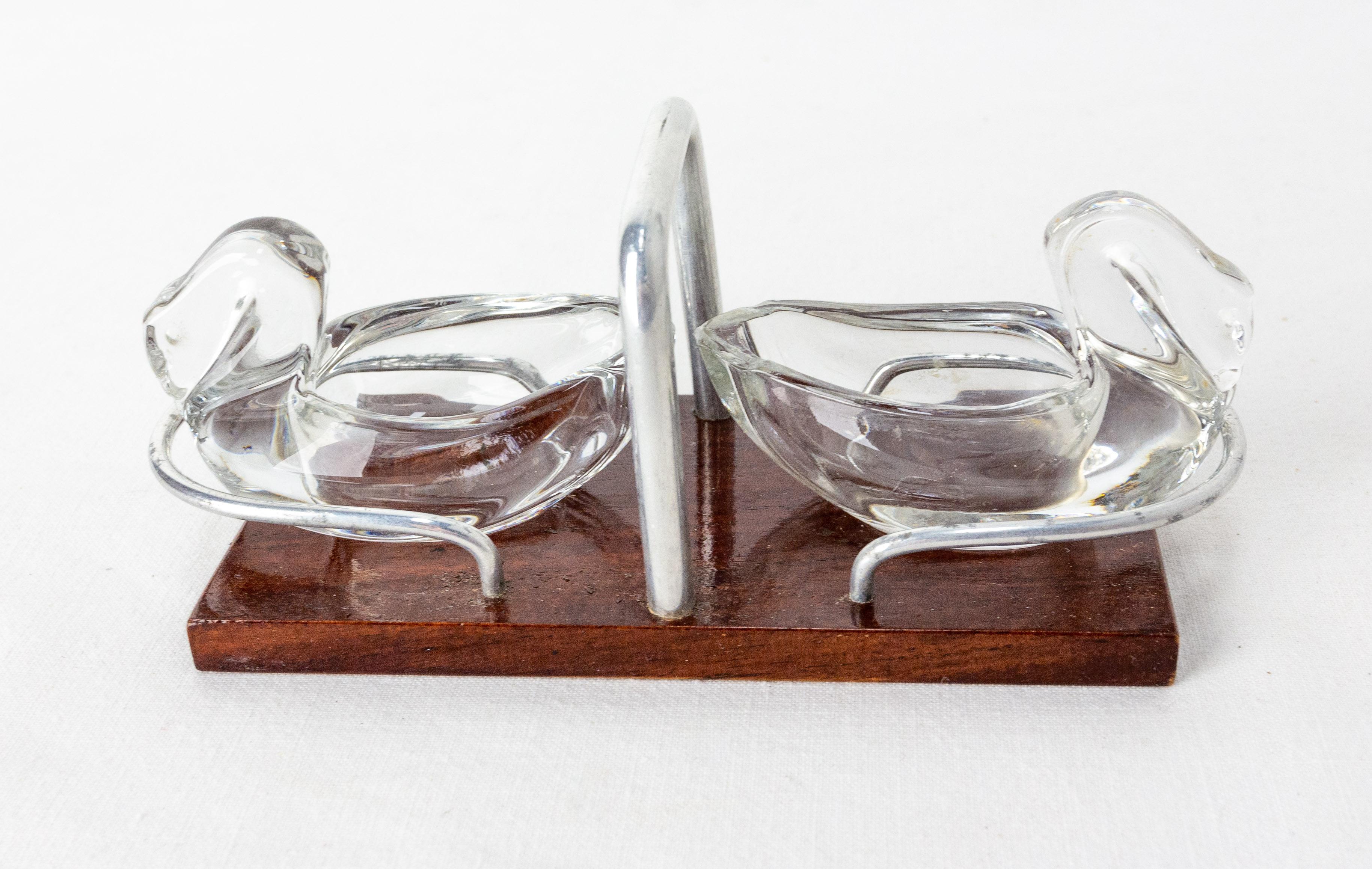 French set of salt and pepper shaker on its stand. The glass salt and pepper shaker are into swans.
Chrome, teak and glass,
French, circa 1960
Good condition

Shipping:
6 / 15 / 6.5 0.2 g.