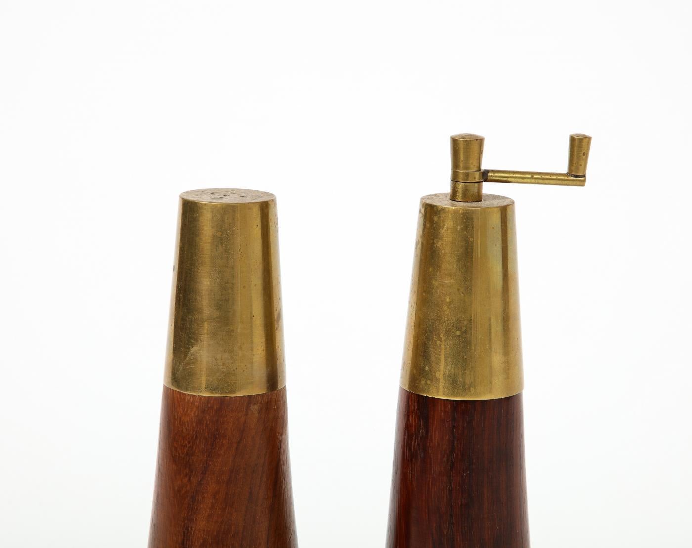 Salt Shaker and Pepper Mill in Rosewood and Brass, circa 1960 In Good Condition For Sale In New York City, NY