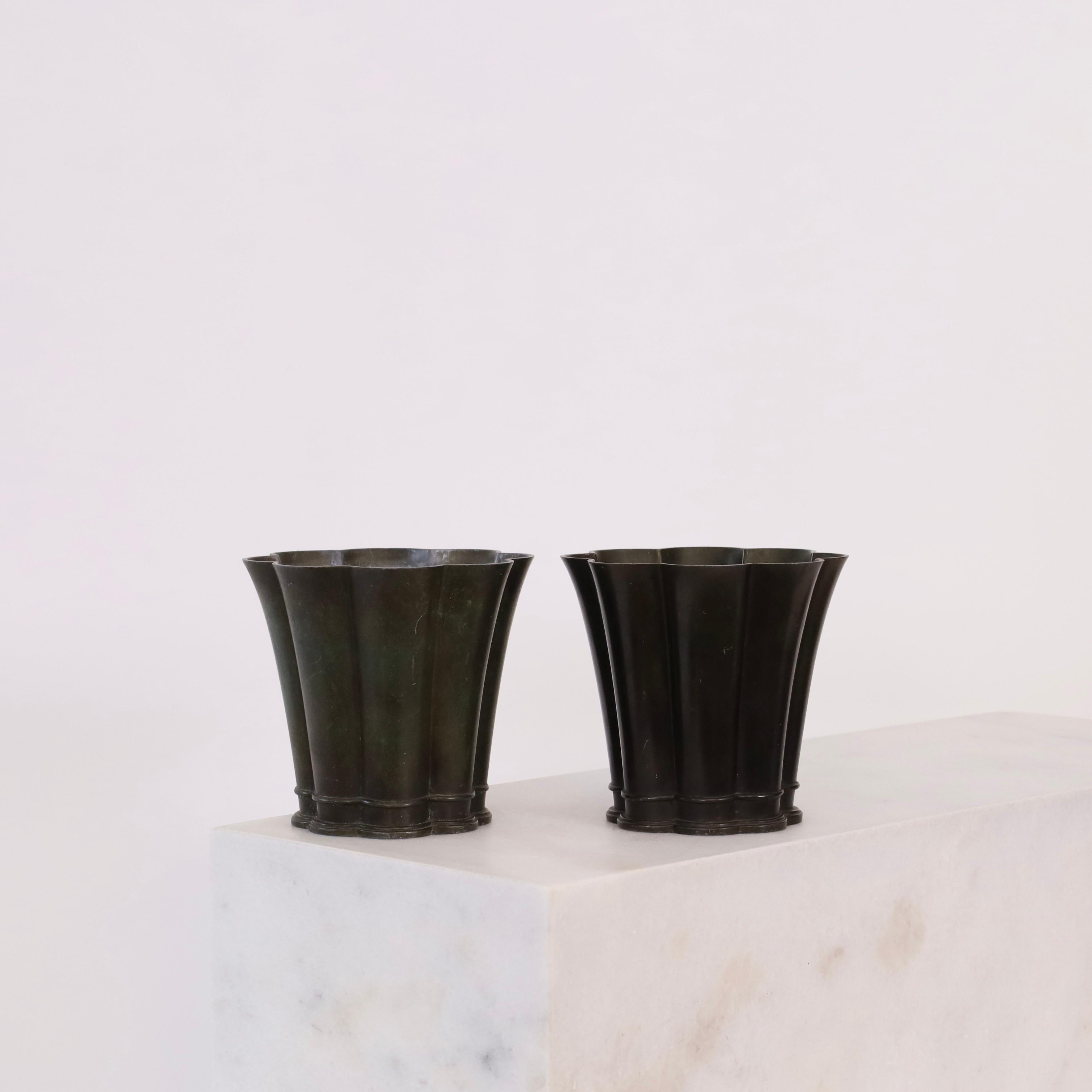 Un ensemble de vases métalliques festonnés conçus par Just Andersen dans les années 1940. Un duo rare et exquis. 

* Un ensemble (2) de vases métalliques ronds et festonnés 
* Designer : Just Andersen
* Modèle : D1873
* Année : années 1940
*