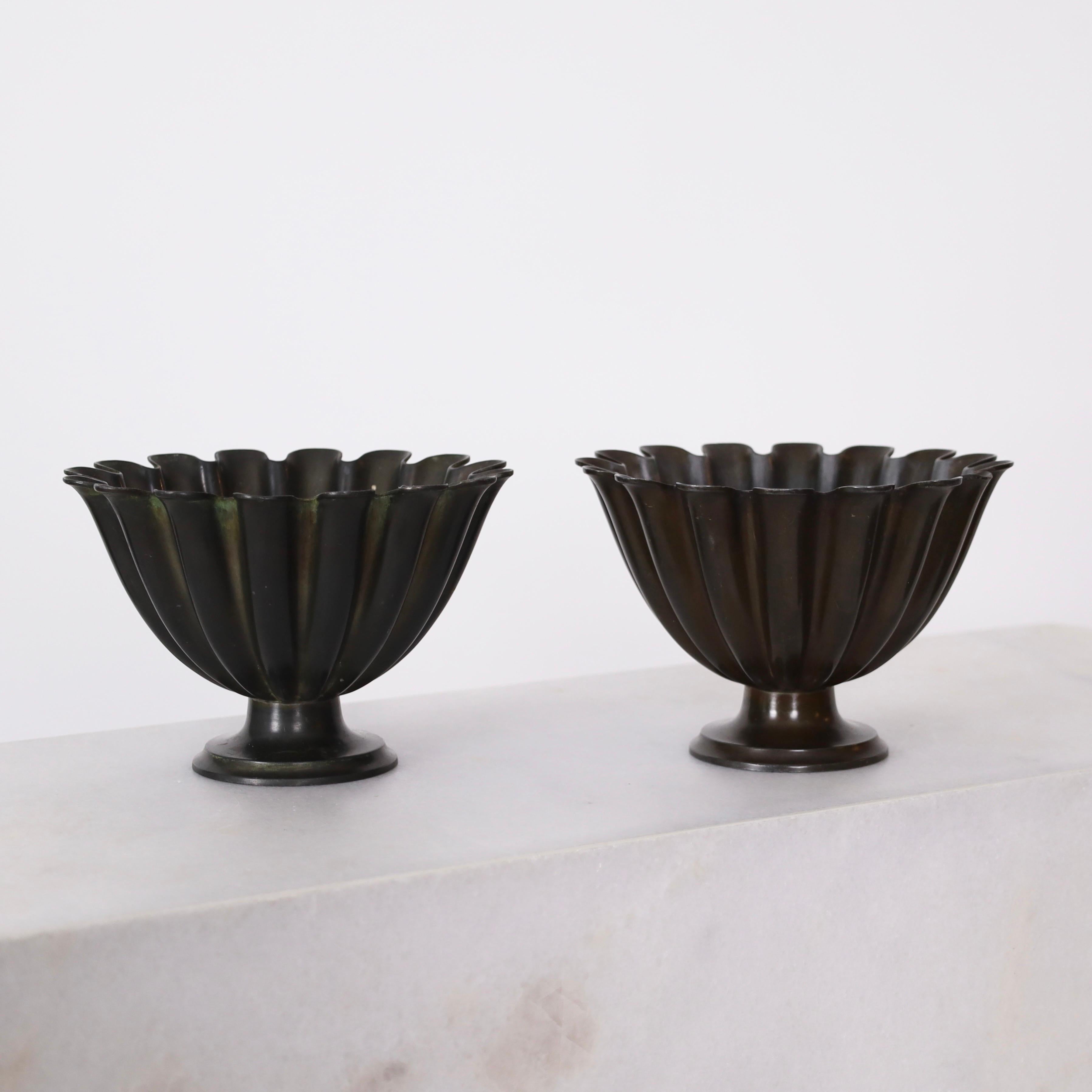 Satz von Discometallschalen mit gewelltem Sockel, hergestellt von Just Andersen im Jahr 1926. Ein fesselndes Set für einen exquisiten Ort.

* Set von runden Schalen / Blumentöpfen auf Fuß aus Disco-Metall
* Designer: Just Andersen
* Modell: D137
*