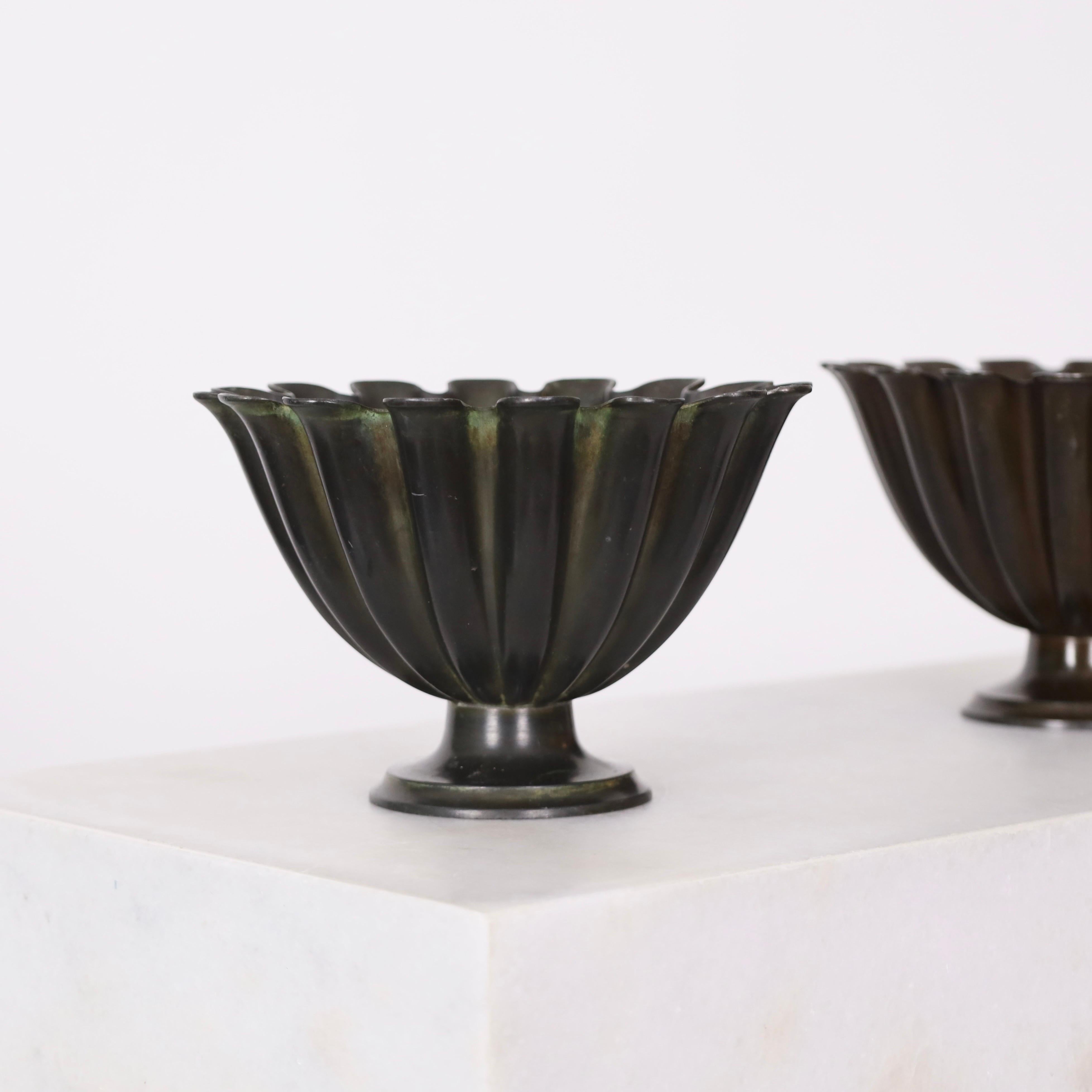 Set Schalen mit Wellenschliff auf Sockel von Just Andersen, 1920er Jahre, Dänemark (Dänisch) im Angebot