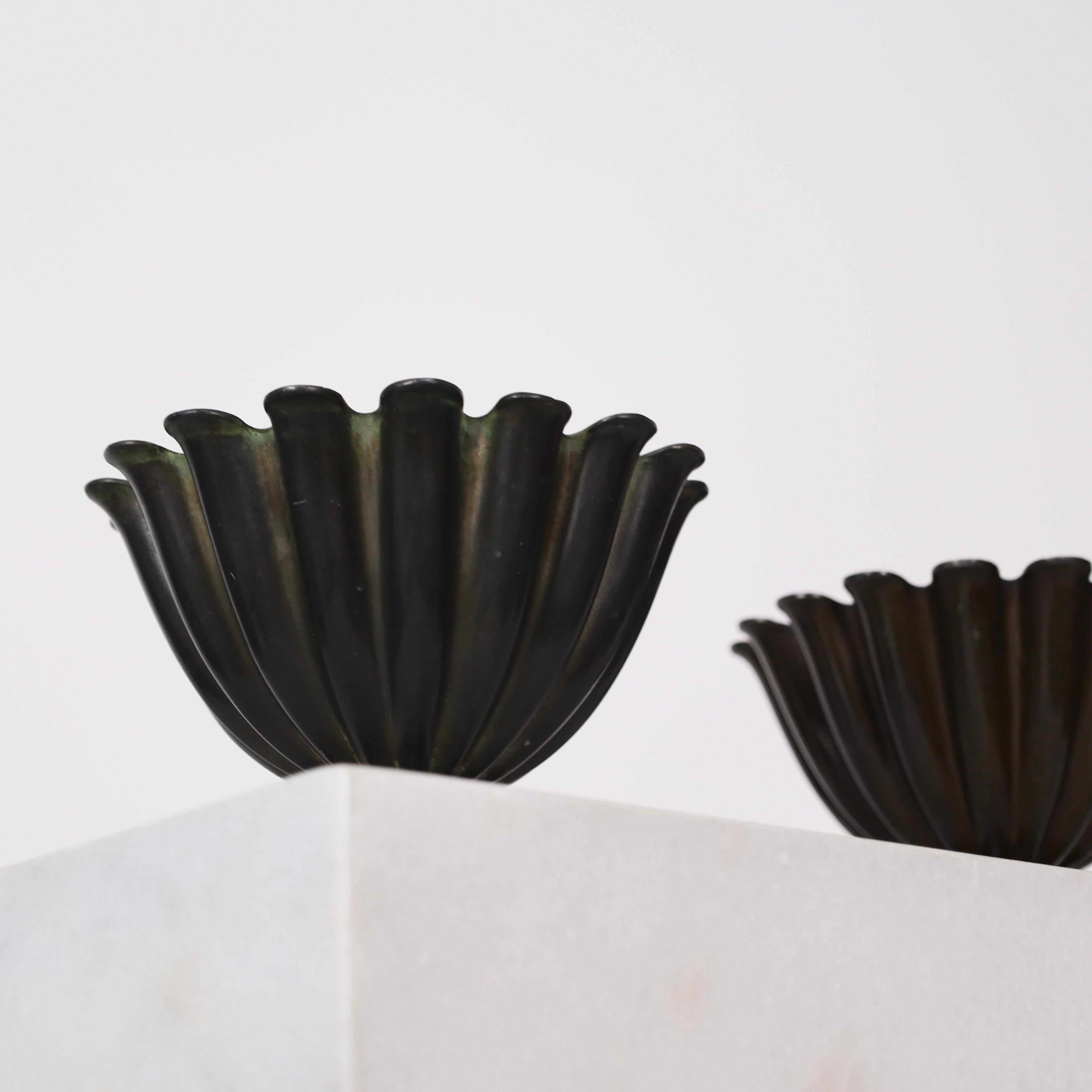 Set Schalen mit Wellenschliff auf Sockel von Just Andersen, 1920er Jahre, Dänemark im Zustand „Gut“ im Angebot in Værløse, DK