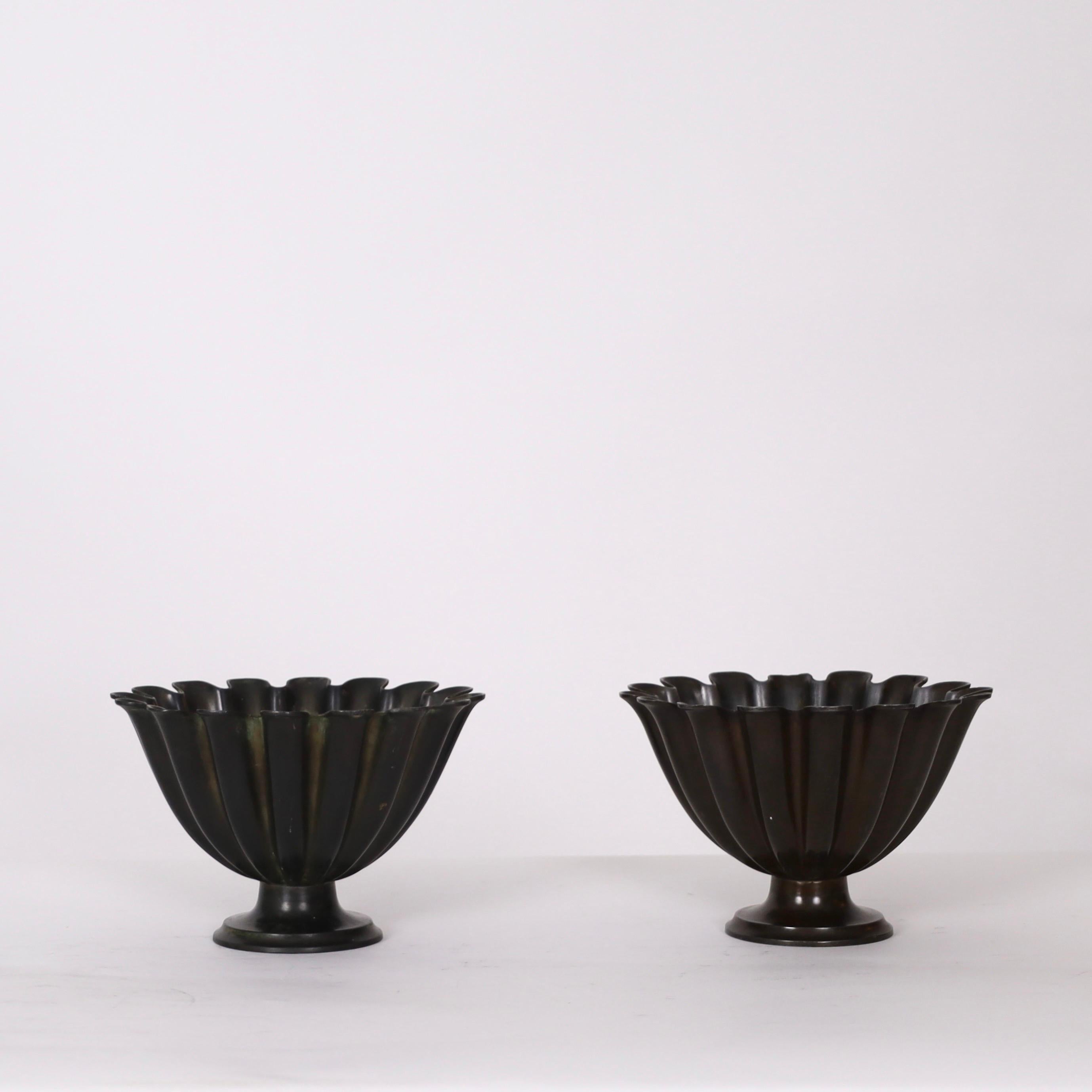 Set Schalen mit Wellenschliff auf Sockel von Just Andersen, 1920er Jahre, Dänemark (Metall) im Angebot