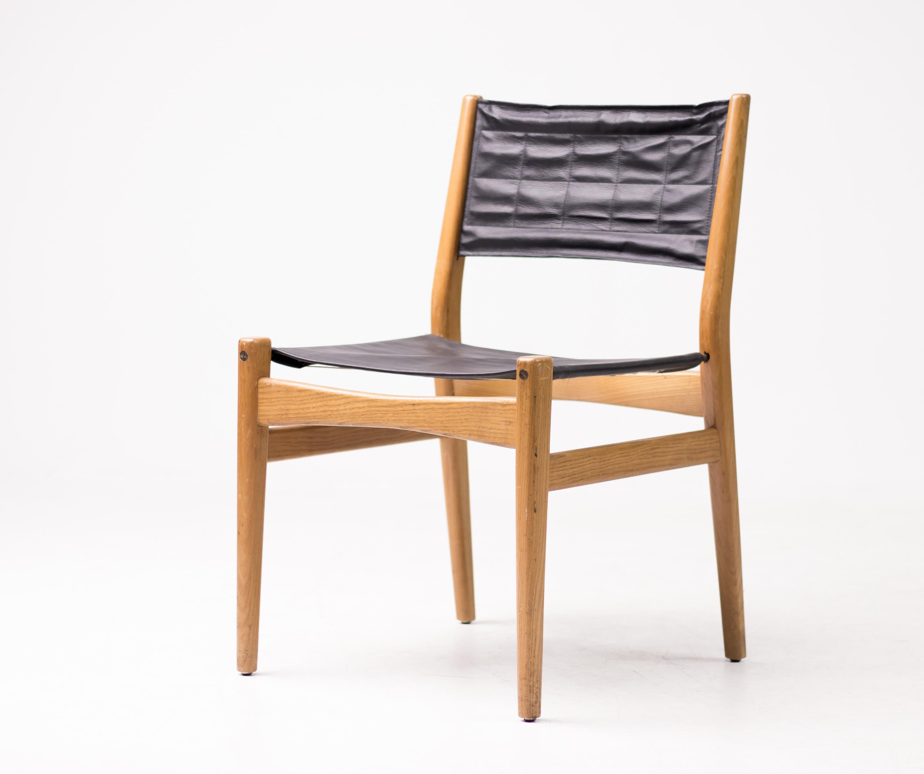 Ingenius set of 4 Minimalist Danish dining chairs in teak with a dark brown leather seat and back.
Sleek, light and very comfortable due to the sling design.
Great vintage condition.