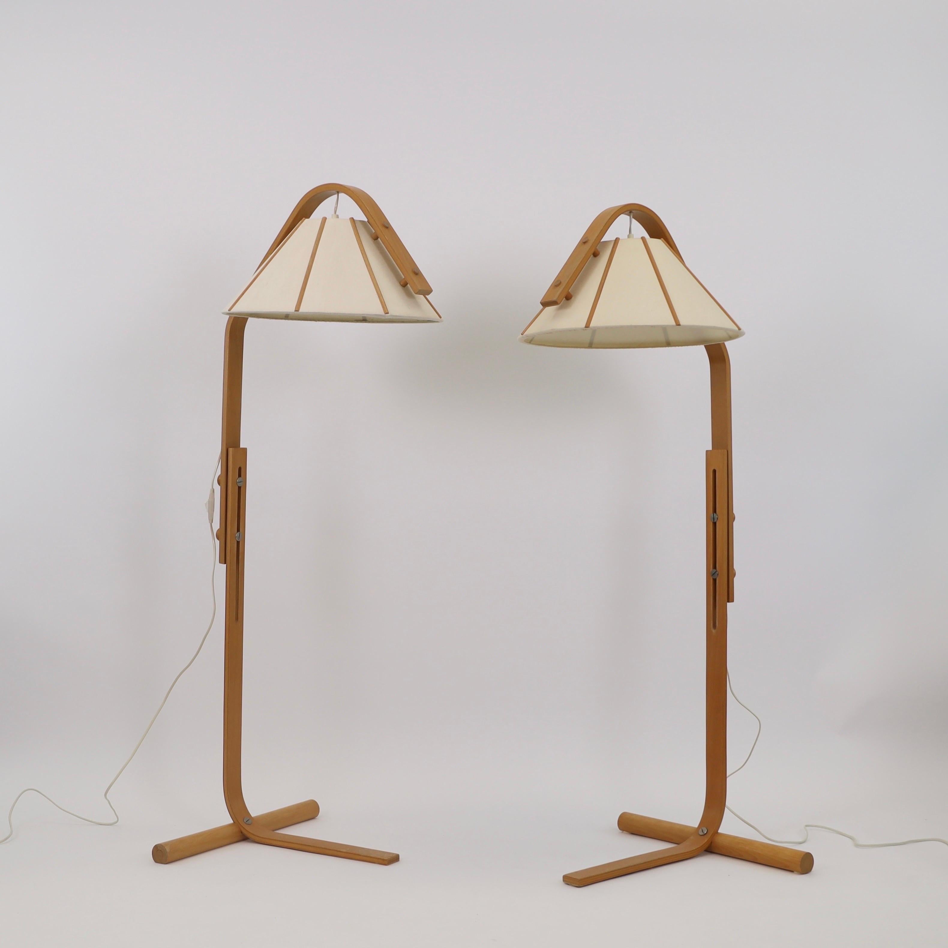 Un set di lampade da terra The Modern Scandinavian in legno di faggio curvato, disegnate da Jan Wickelgren negli anni '70 per Aneta Sweden. Un bel set per un posto bellissimo. 

* Un set (2) di lampade da terra in impiallacciatura di faggio con