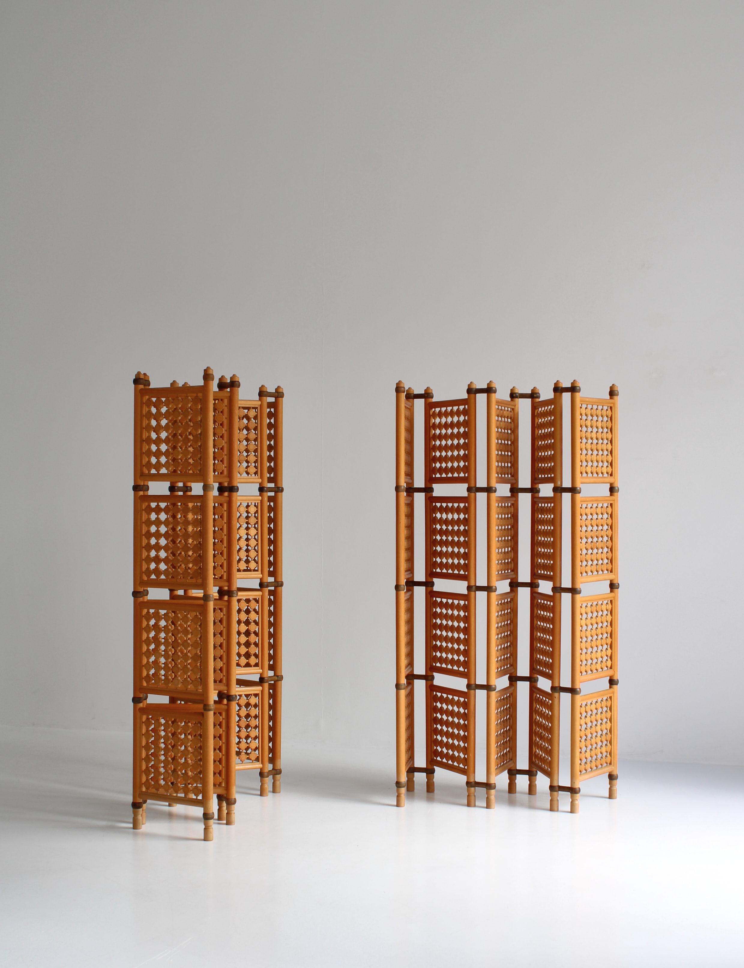 Seltener Satz von 5-seitigen Vintage-Raumteilern aus gebeiztem Buchenholz, handgefertigt in den 1940er Jahren von einem skandinavischen Tischler. Schöner fünfteiliger Paravent, Raumteiler, Einrahmung mit aufwändig geschnitzten geometrischen