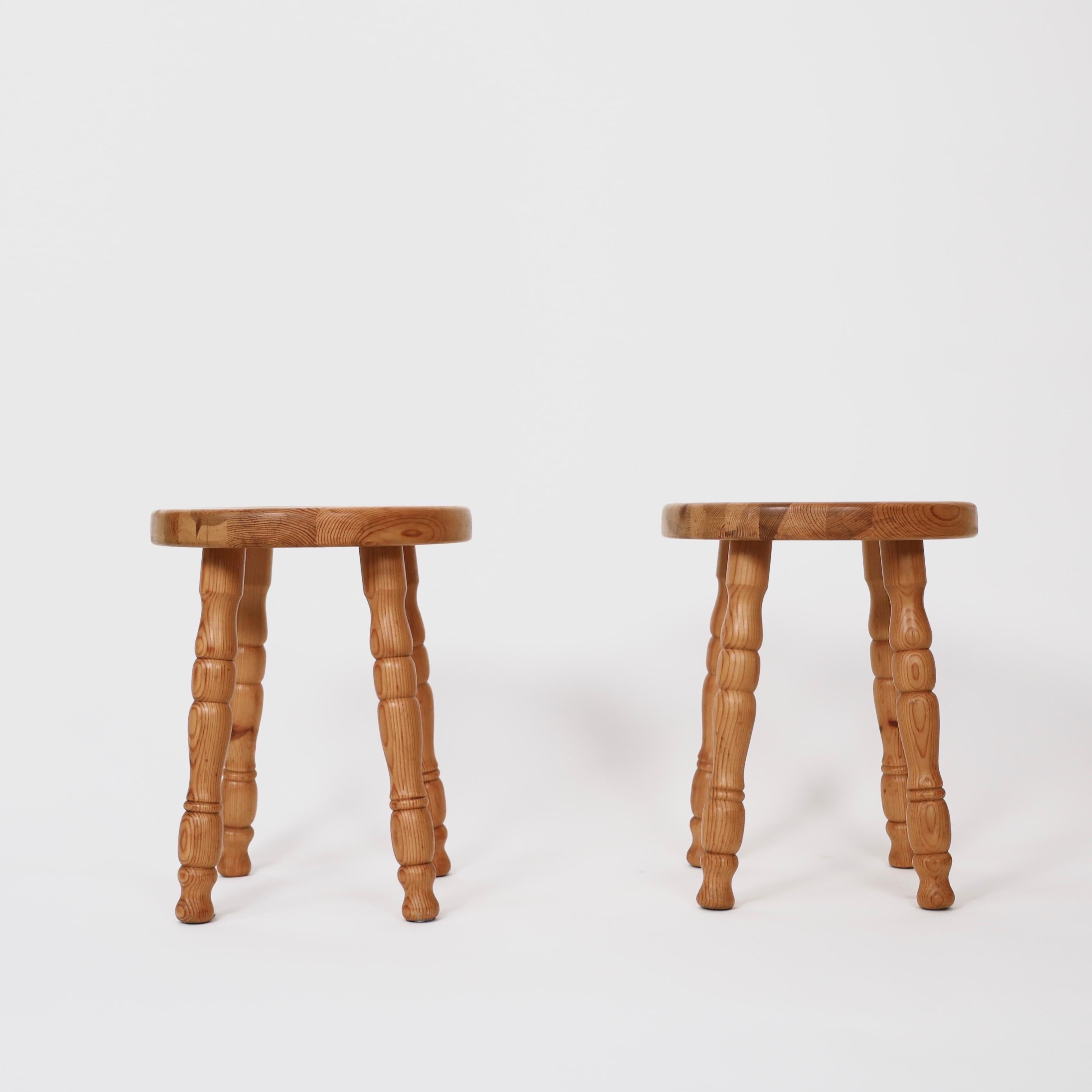 Ensemble de tabourets modernes suédois en pin des années 1970. Un ensemble magnifique pour une maison exquise. 

* Ensemble de deux (2) tabourets ronds en pin massif.
* Pays : Suède
* Année : est. 1970s
* Condition : Etat vintage moyen. Le pin a une