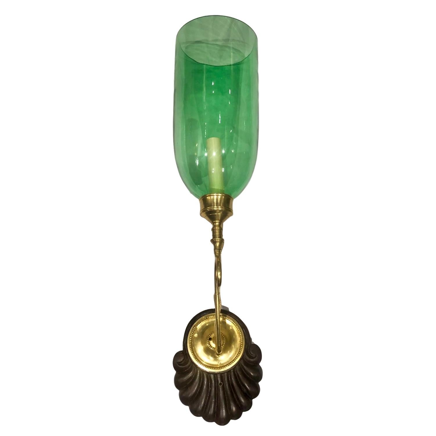 Un ensemble de quatre appliques à une lumière, datant des années 1920, de style anglo-indien, avec une plaque arrière en bois sculpté à la main et des ouragans en verre soufflé vert émeraude. Vendu par paire.

Mesures :
Taille 24 ?
Profondeur 12