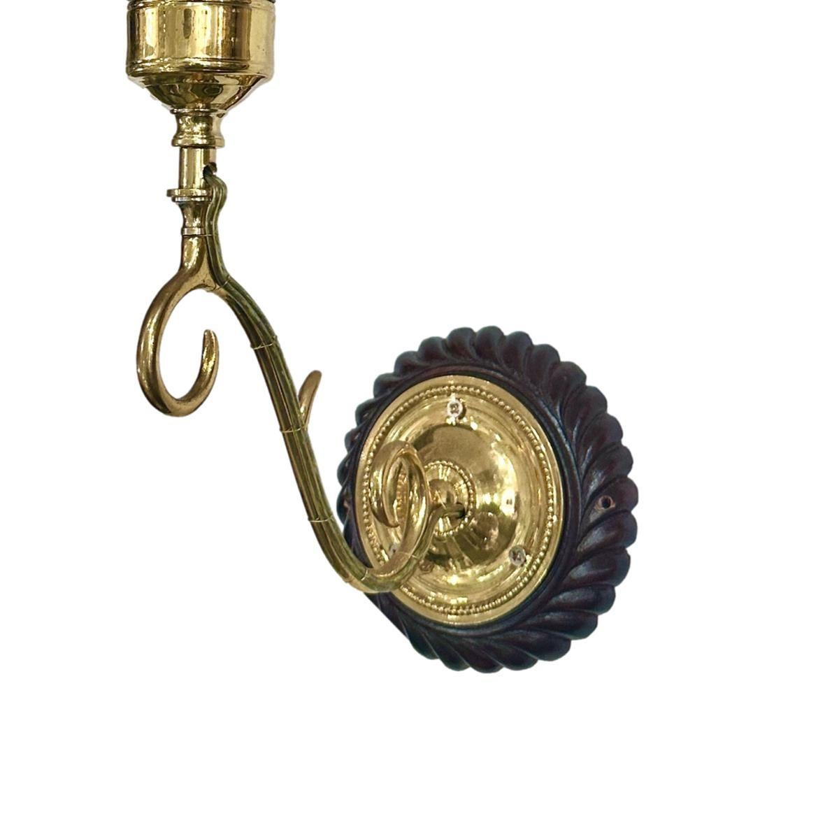 Juego de apliques con huracanes de cristal verde esmeralda, se venden por pares Tallado en venta