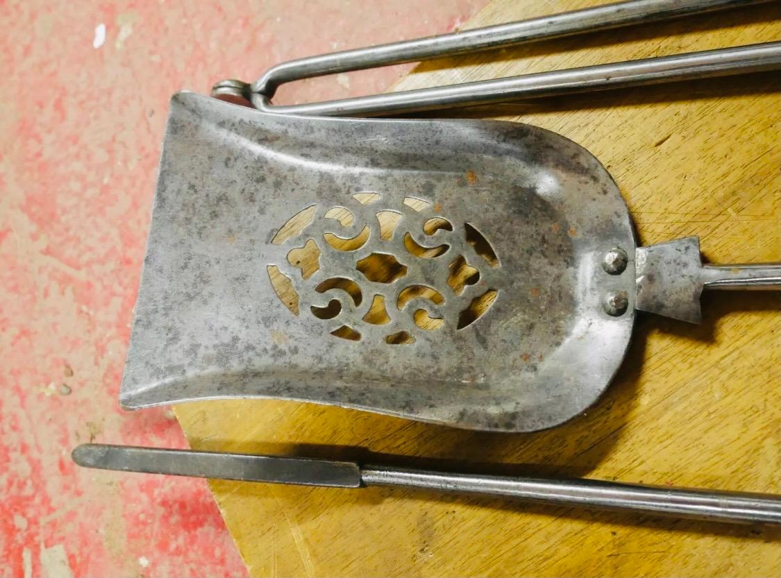 Georgien Ensemble d'outils écossais du début du 19e siècle en acier géorgien pour cheminée en vente