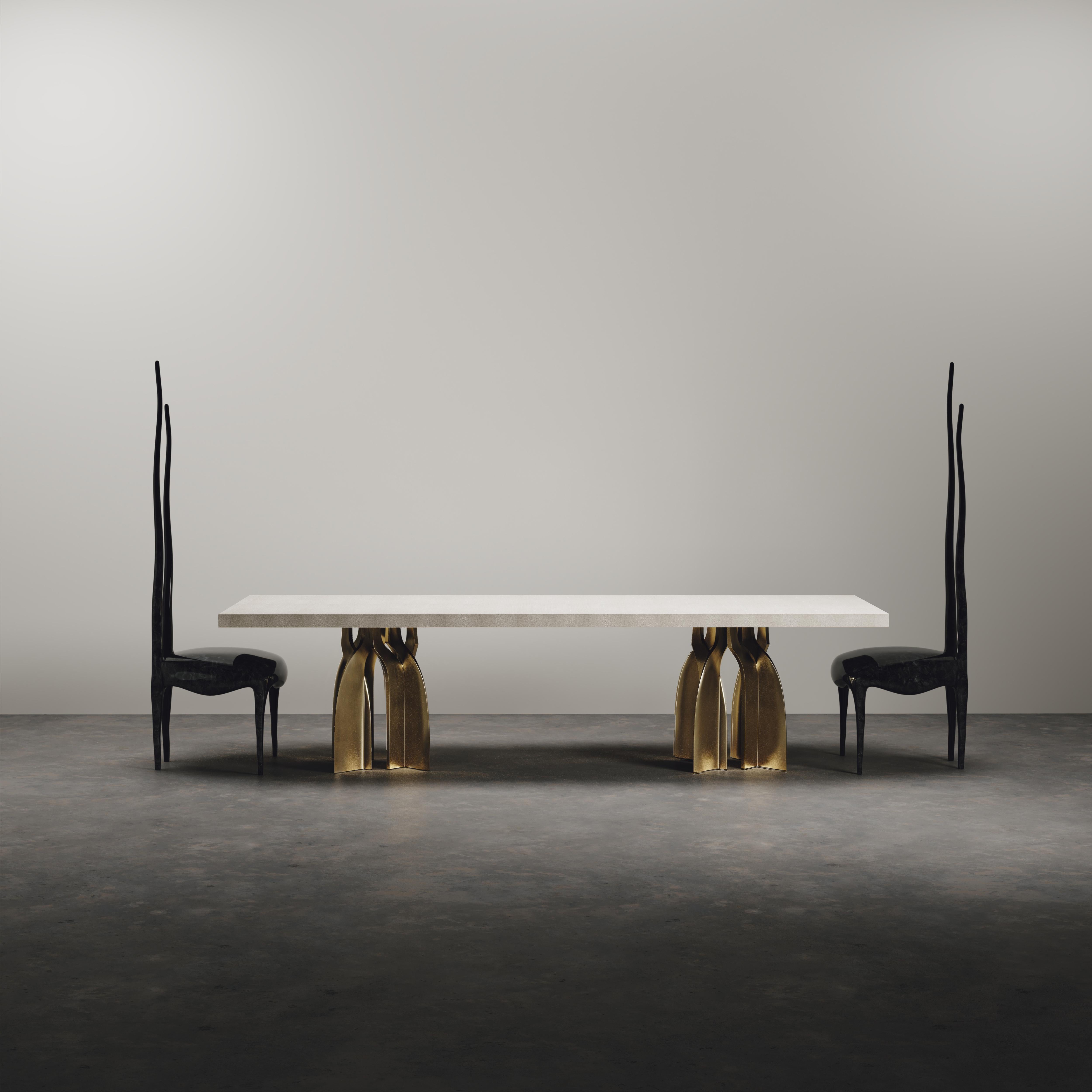 Set aus skulpturalen Stühlen und Esstisch in Muschel und Messing von Kifu Paris im Angebot 4