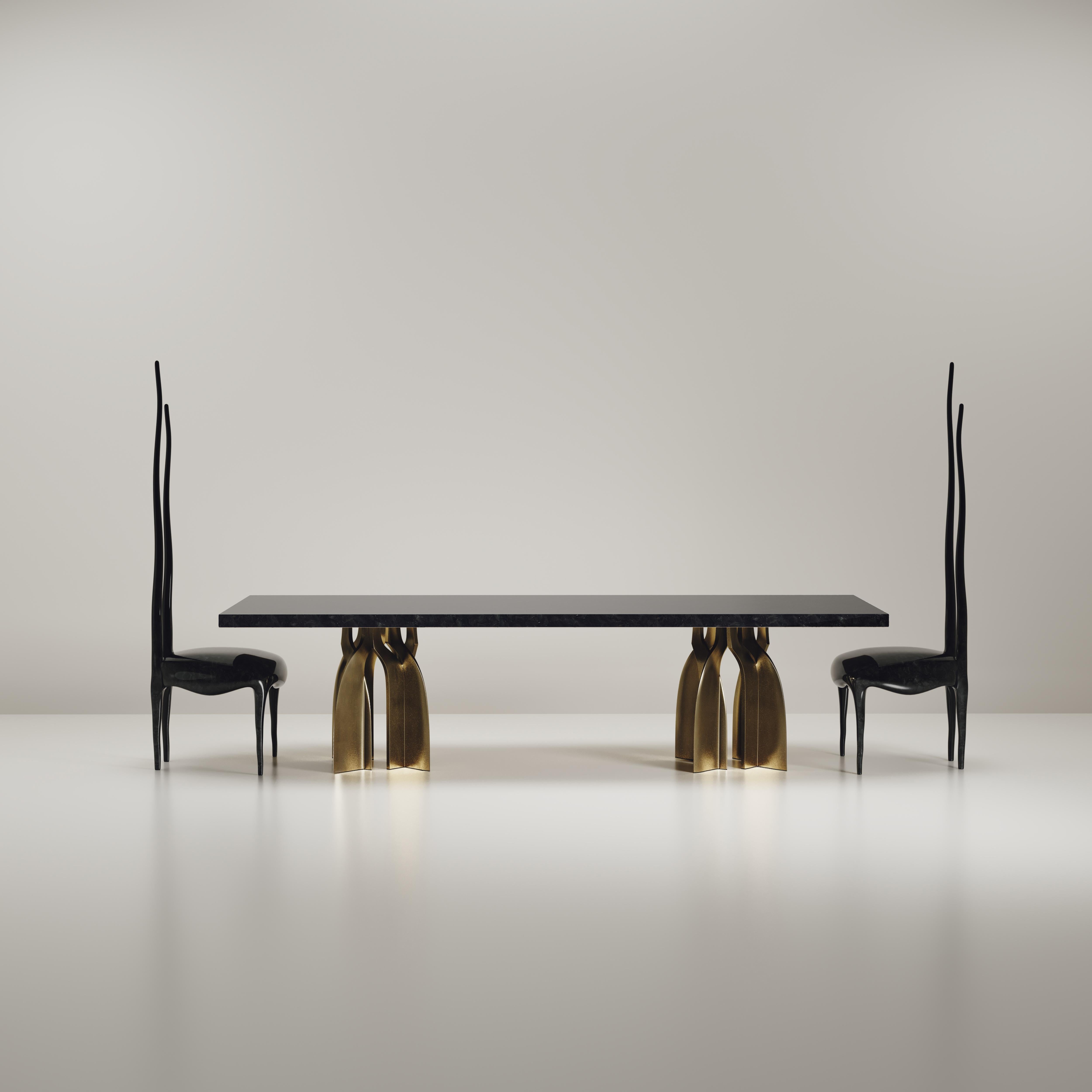 Der Chital Esstisch ist ein atemberaubendes Stück, das in jedem Raum ein Statement setzt. Die schwarze, mit Muschelschalen eingelegte Tischplatte ist elegant und dramatisch, gefolgt von den skulpturalen Beinen aus Bronze-Patina-Messing, die als